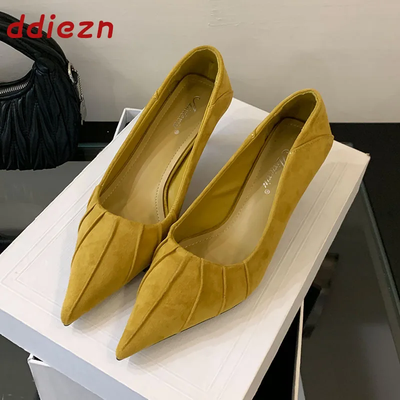 Новинка 2026: Модные женские туфли-лодочки на среднем каблуке с плиссировкой, без застежки, с острым носком, на тонком каблуке, для весны и осени
Новинка 2026: Модные женские туфли-лодочки на среднем каблуке с плиссировкой, без застежки, с острым носком, на тонком каблуке, для весны и осени