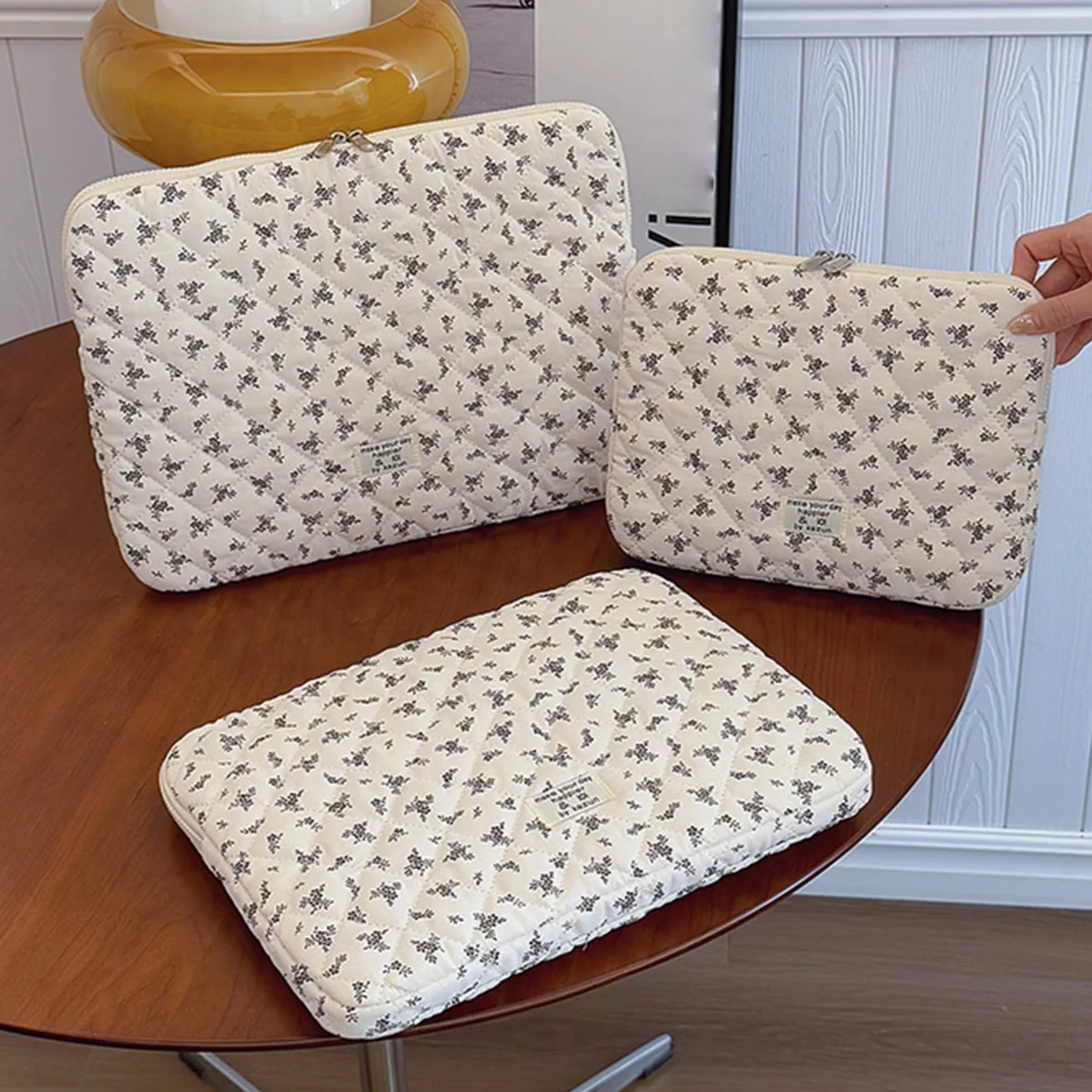 11 Inch/14 Inch/15 Inch Laptop Bag Flower Print Laptop Sleeve Quilted Laptop Carrying Case Pouch Computer Bag Tablet Storage Bag
11 Inch/14 Inch/15 Inch Laptop Bag Flower Print Laptop Sleeve Quilted Laptop Carrying Case Pouch Computer Bag Tablet Storage Bag