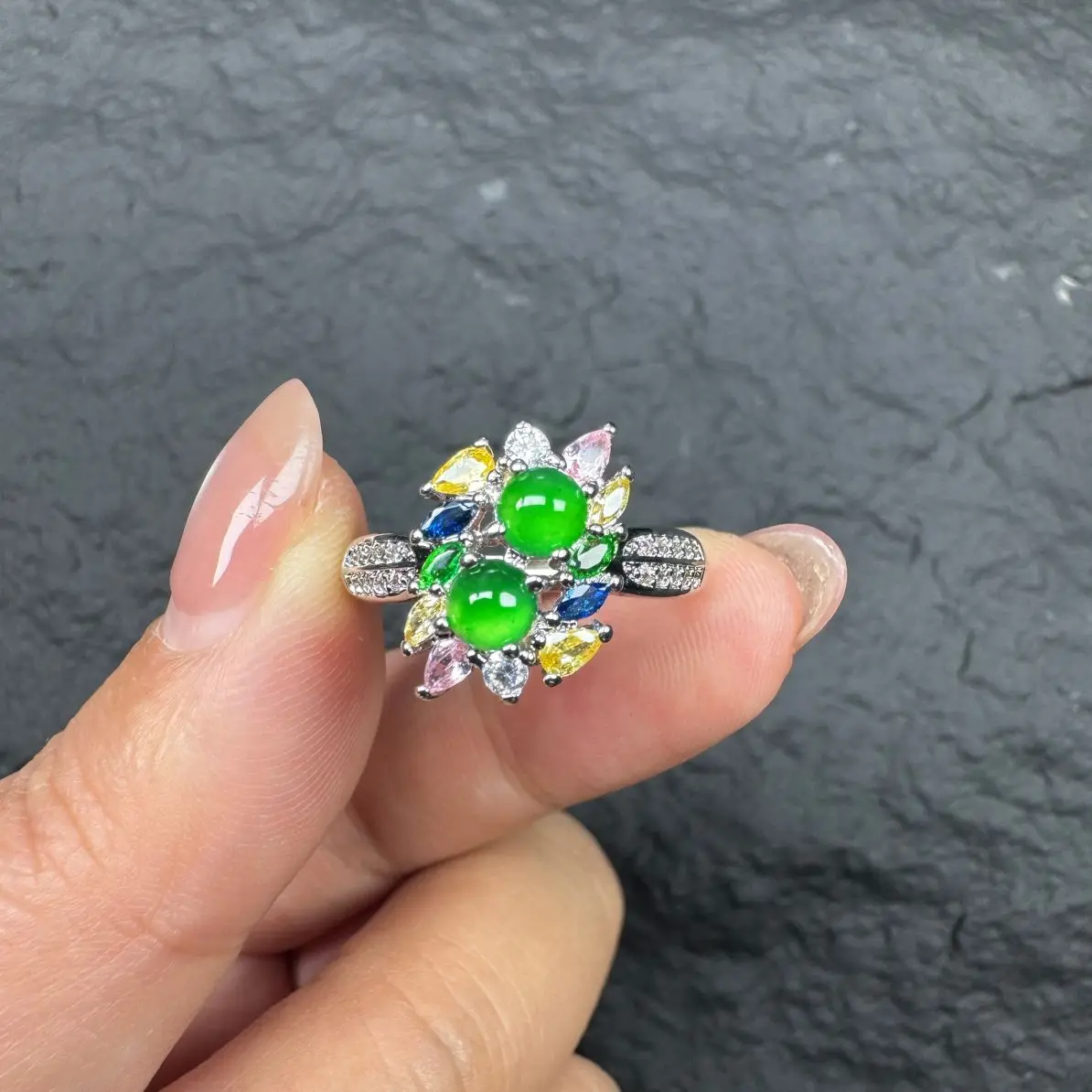Natural jadeite A product, ice yang green double egg surface versatile ring (the ring is adjustable, and the diversity is one of
Natural jadeite A product, ice yang green double egg surface versatile ring (the ring is adjustable, and the diversity is one of