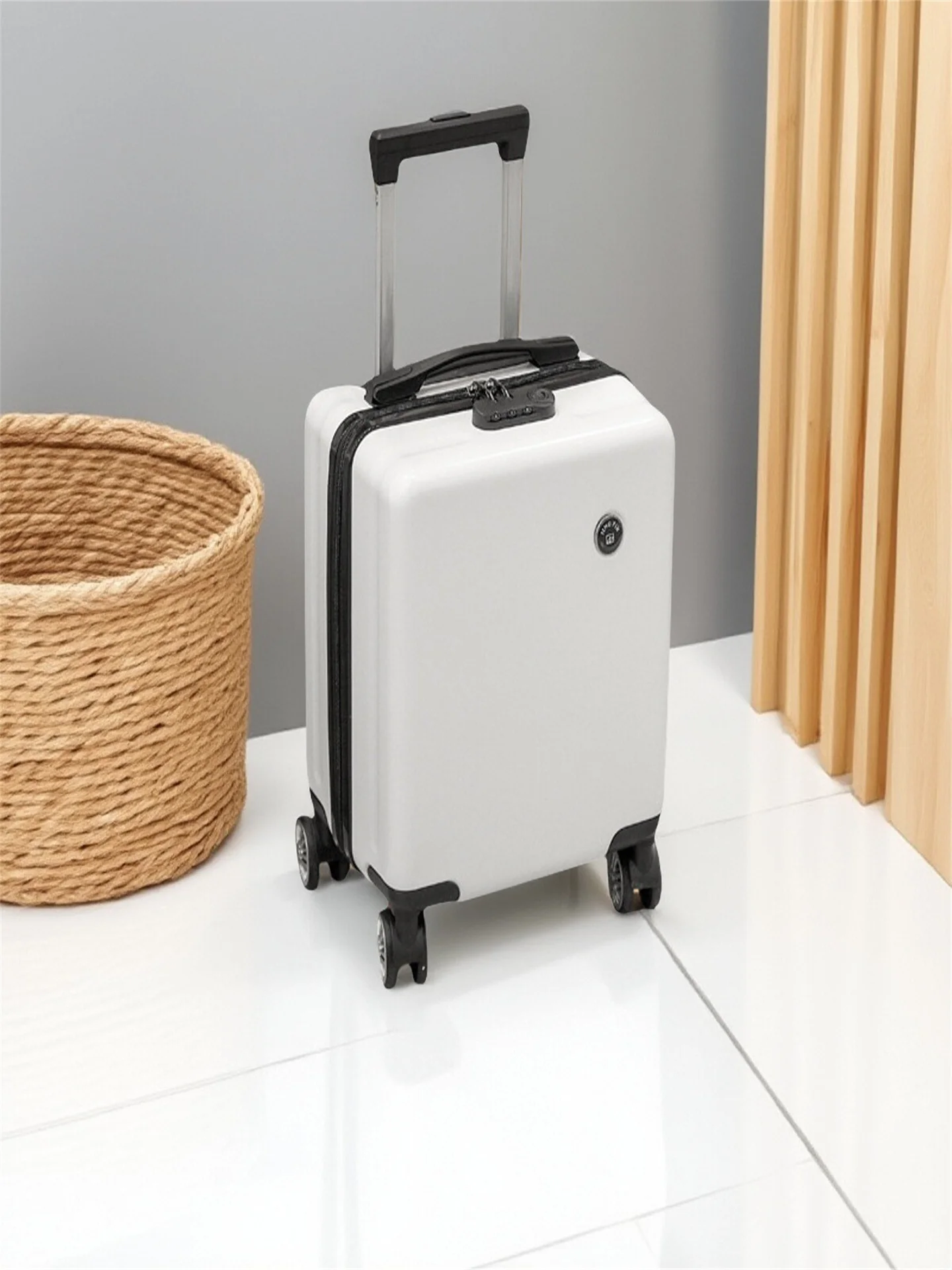 4-дюймовый маленький чемодан Pullman 20x40 см весна/осень/западный воздух путешествия посадка пароль кожаный чемодан модный тренд
4-дюймовый маленький чемодан Pullman 20x40 см весна/осень/западный воздух путешествия посадка пароль кожаный чемодан модный тренд