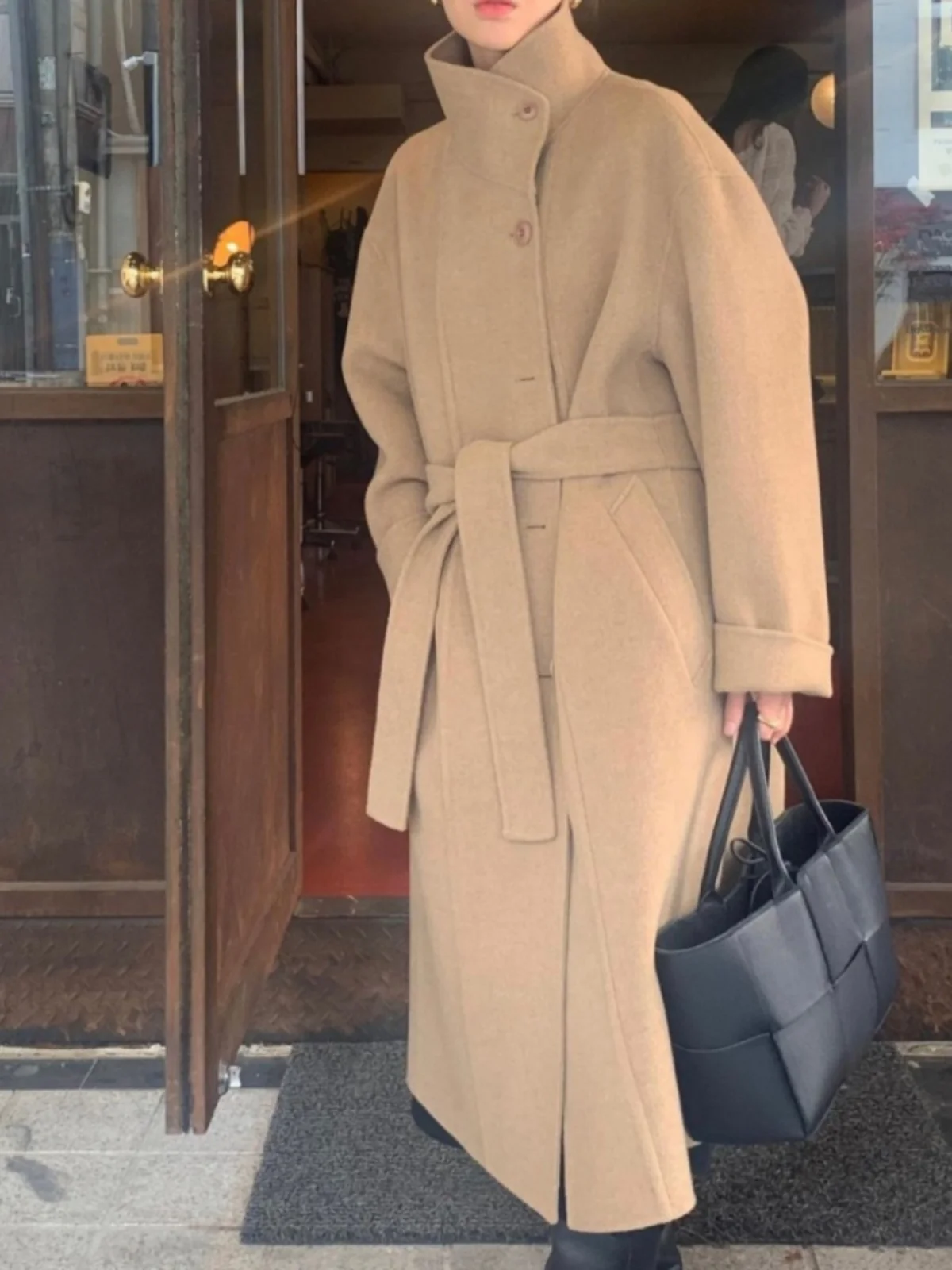 Корейское шерстяное пальто в стиле ретро для женщин: модное, элегантное, с воротником-стойкой, на одной пуговице, с поясом, трендовая верхняя одежда
Корейское шерстяное пальто в стиле ретро для женщин: модное, элегантное, с воротником-стойкой, на одной пуговице, с поясом, трендовая верхняя одежда