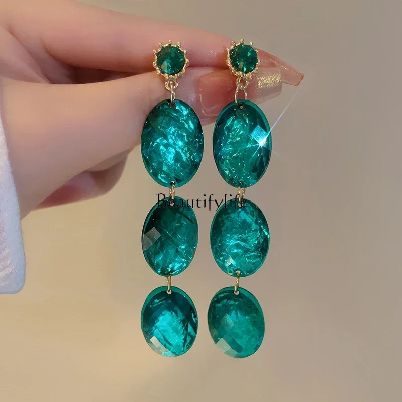Retro, diamond-encrusted oval earrings, light luxury, high-end atmosphere, exaggerated personality
Retro, diamond-encrusted oval earrings, light luxury, high-end atmosphere, exaggerated personality