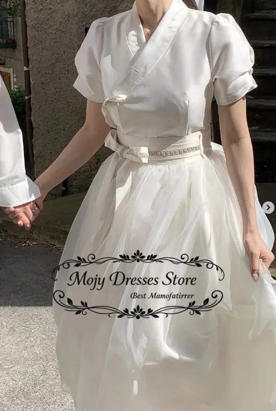 Mojy Customized Hanbok A-Line Elegant Korea Wedding Dresses Silk Satin Short Sleeves Modern Bridal Dress 웨딩드레스 Photo Shoot
Mojy Customized Hanbok A-Line Elegant Korea Wedding Dresses Silk Satin Short Sleeves Modern Bridal Dress 웨딩드레스 Photo Shoot