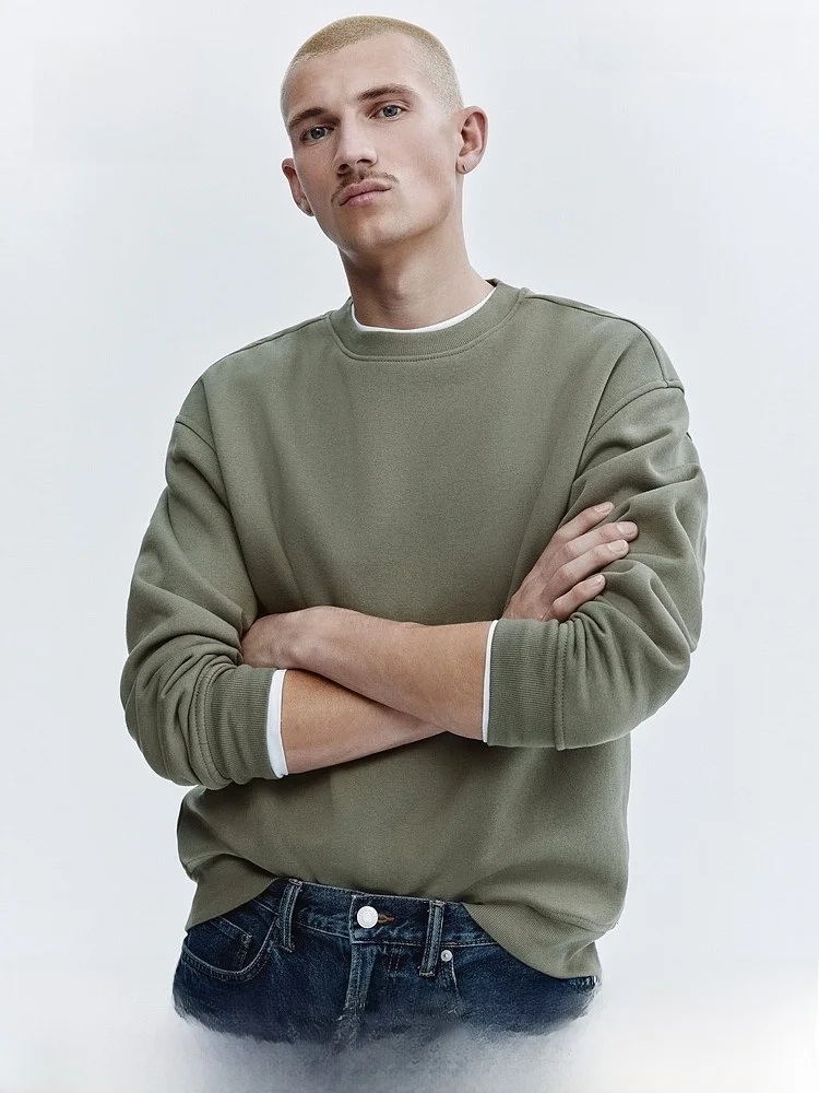 Мужская толстовка H&M свободного кроя: комфортная, модная верхняя одежда в повседневном стиле, с круглым вырезом, летняя, с заниженной линией плеч
Мужская толстовка H&M свободного кроя: комфортная, модная верхняя одежда в повседневном стиле, с круглым вырезом, летняя, с заниженной линией плеч