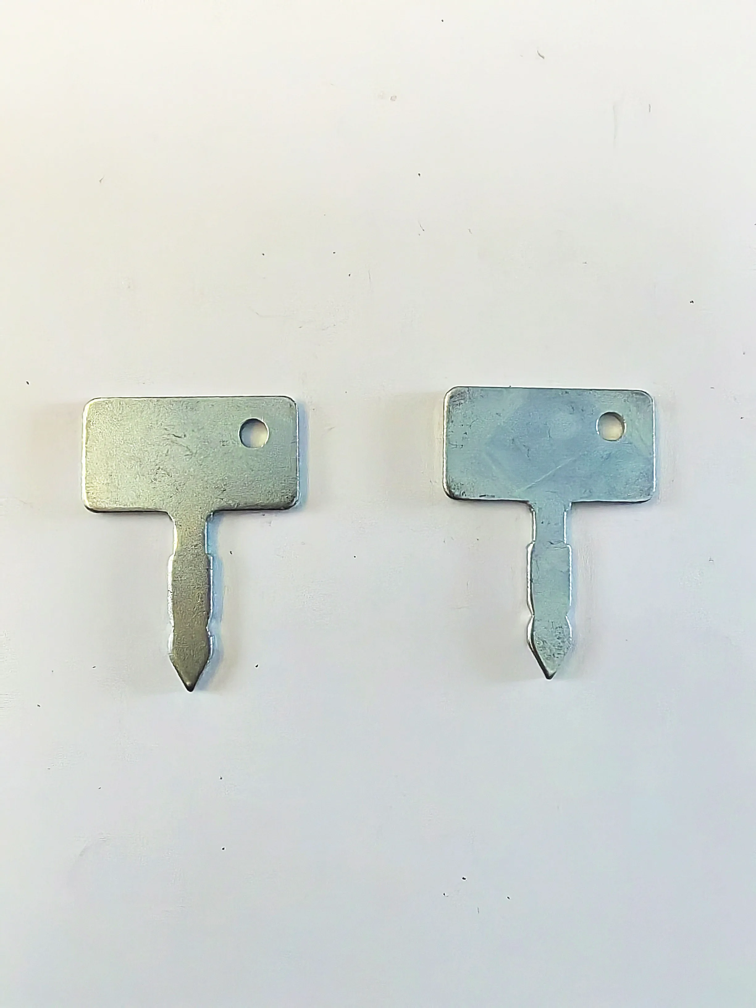 2PCS 3989 Ignition Key C5NN11603B Fits New Holland Ford 2000 2110LCG 230A 231 2310 233
2PCS 3989 Ignition Key C5NN11603B Fits New Holland Ford 2000 2110LCG 230A 231 2310 233