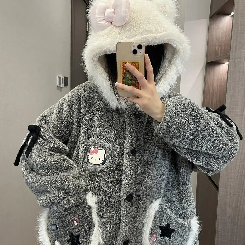 Kawaii Hello Kitty, женская плюшевая ночная рубашка, брюки, костюм Sanrio, утепленная домашняя одежда с героями мультфильмов для девочек, студенческая зимняя теплая домашняя одежда
Kawaii Hello Kitty, женская плюшевая ночная рубашка, брюки, костюм Sanrio, утепленная домашняя одежда с героями мультфильмов для девочек, студенческая зимняя теплая домашняя одежда