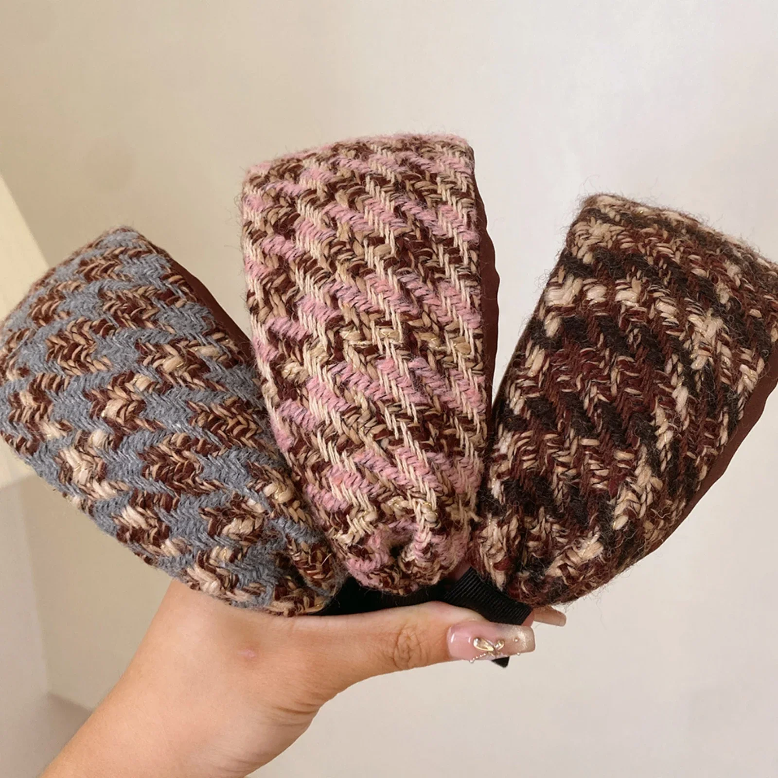 Винтажные твидовые повязки на голову для женщин, вязаные плюшевые обручи с широкими полями, осень-весна, модные элегантные нескользящие аксессуары для волос
Винтажные твидовые повязки на голову для женщин, вязаные плюшевые обручи с широкими полями, осень-весна, модные элегантные нескользящие аксессуары для волос