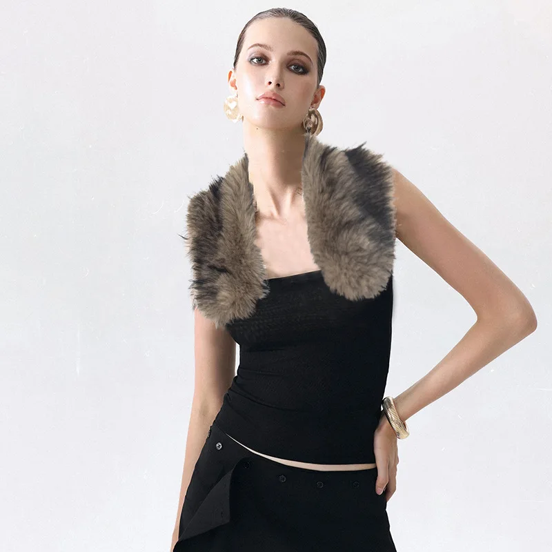 2025 Summer Women's New Sexy and Elegant Fashionable Splicing Fur Collar Halter Waist Short Top
2025 Summer Women's New Sexy and Elegant Fashionable Splicing Fur Collar Halter Waist Short Top