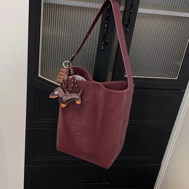 Новые высококачественные универсальные повседневные сумки-тоут из искусственной замши, однотонные, с застежкой, большой вместимости, водонепроницаемые, прочные, на плечо
Новые высококачественные универсальные повседневные сумки-тоут из искусственной замши, однотонные, с застежкой, большой вместимости, водонепроницаемые, прочные, на плечо