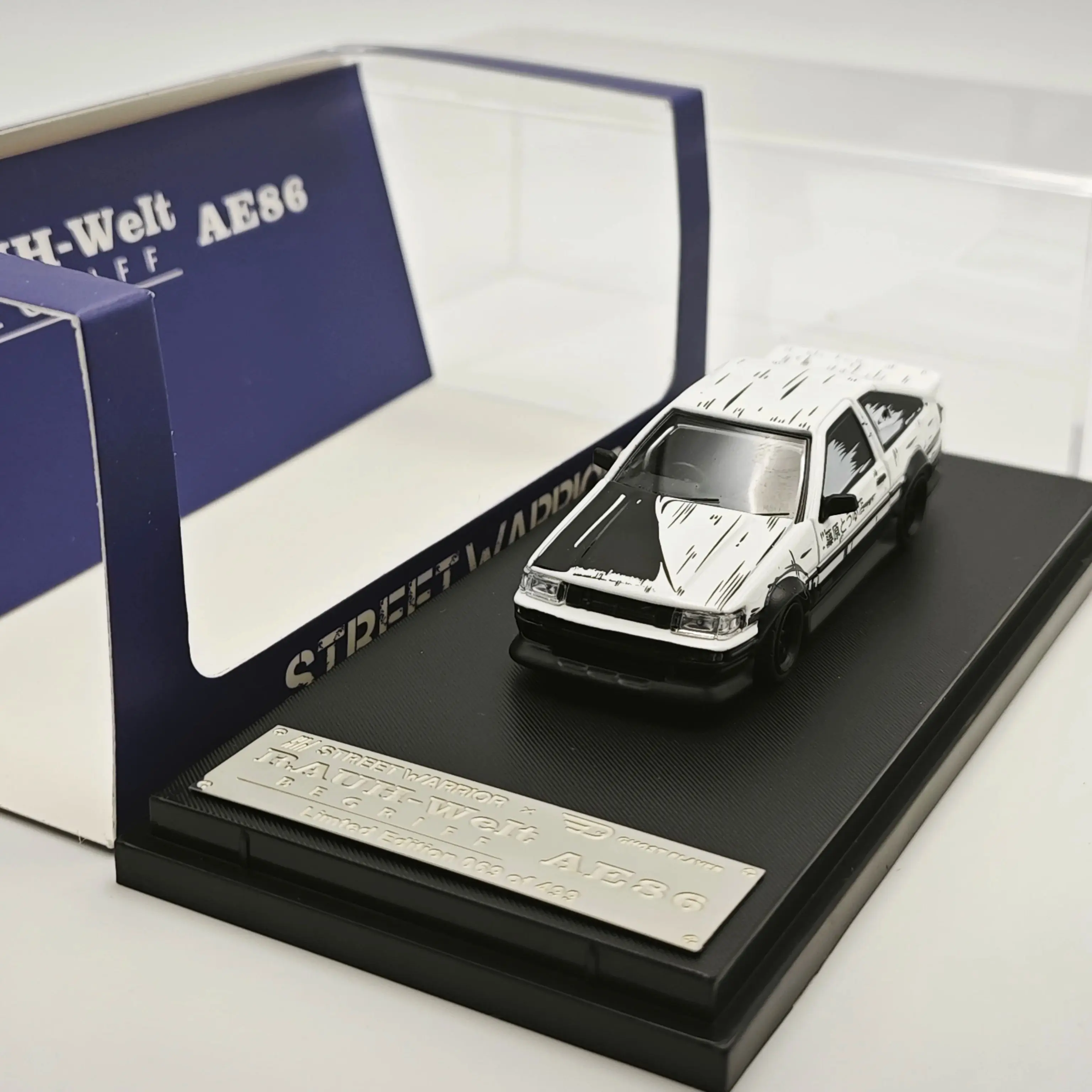 Stock 1:64 wide-body AE86 die-cast alloy car model, boys' toys, children's festival gifts, adult collectible ornaments.
Stock 1:64 wide-body AE86 die-cast alloy car model, boys' toys, children's festival gifts, adult collectible ornaments.
