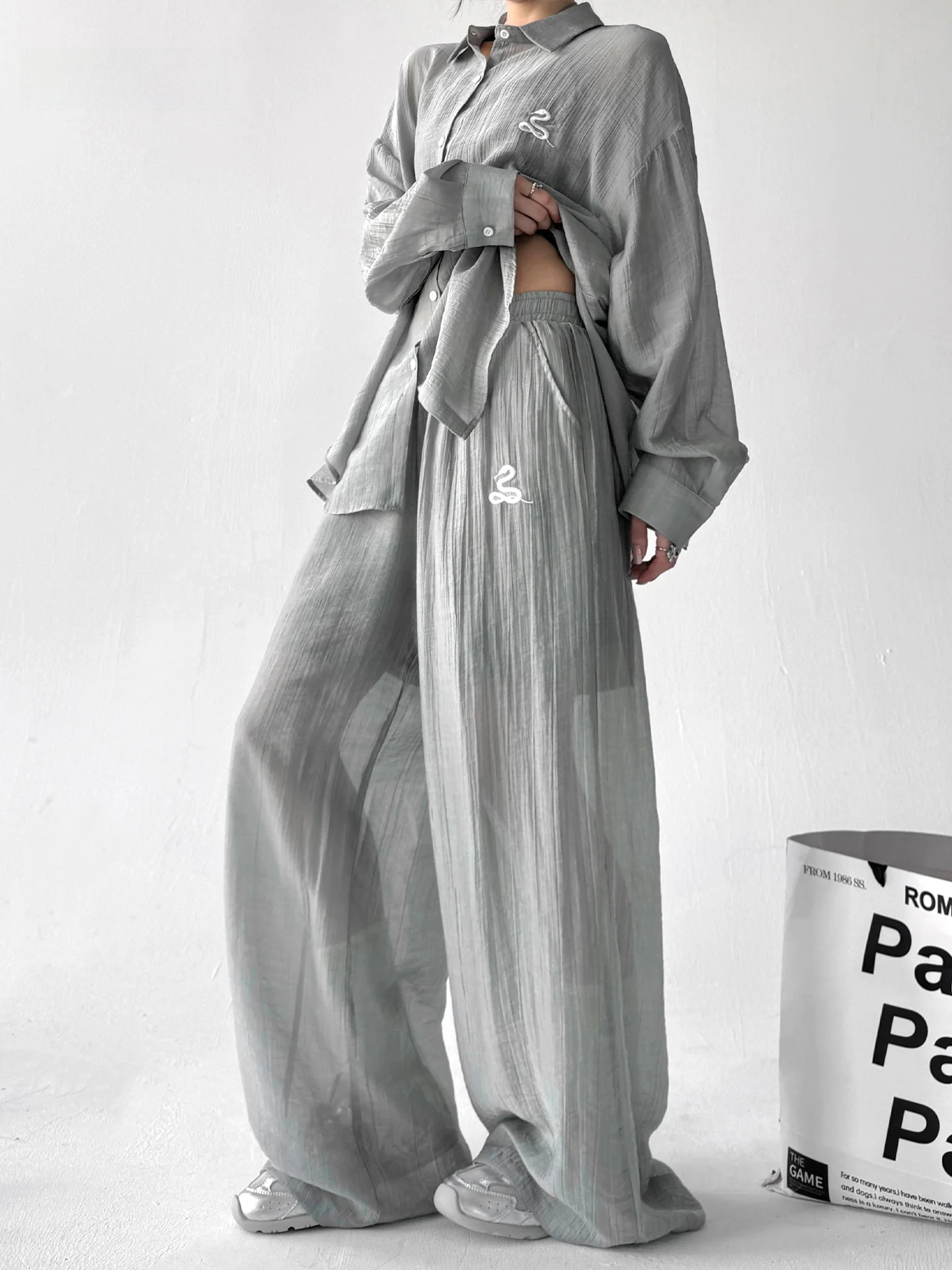 Новинка лета 2029, корейские женские утягивающие брюки с высокой талией и вышивкой букв, комплект из двух предметов, защита от солнца irt
Новинка лета 2029, корейские женские утягивающие брюки с высокой талией и вышивкой букв, комплект из двух предметов, защита от солнца irt