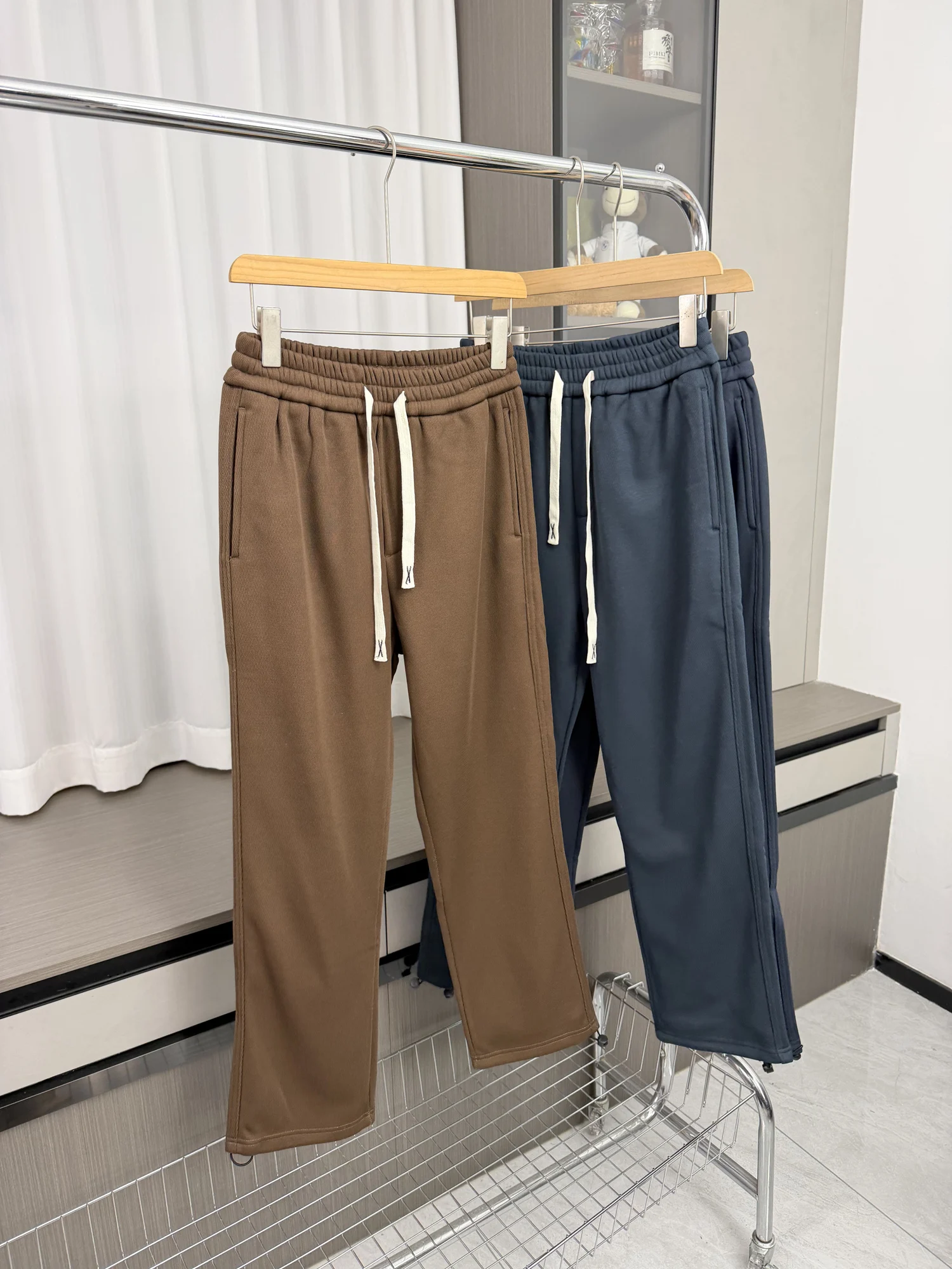 Теплые повседневные брюки на флисовой подкладке с эластичным поясом, мужские зимние брюки прямого кроя, универсальные, удобные, из внутренней ткани Cosite
Теплые повседневные брюки на флисовой подкладке с эластичным поясом, мужские зимние брюки прямого кроя, универсальные, удобные, из внутренней ткани Cosite