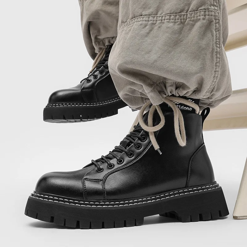 British retro classic dark and handsome tough guy motorcycle boots trend Joker mid-boot.
British retro classic dark and handsome tough guy motorcycle boots trend Joker mid-boot.