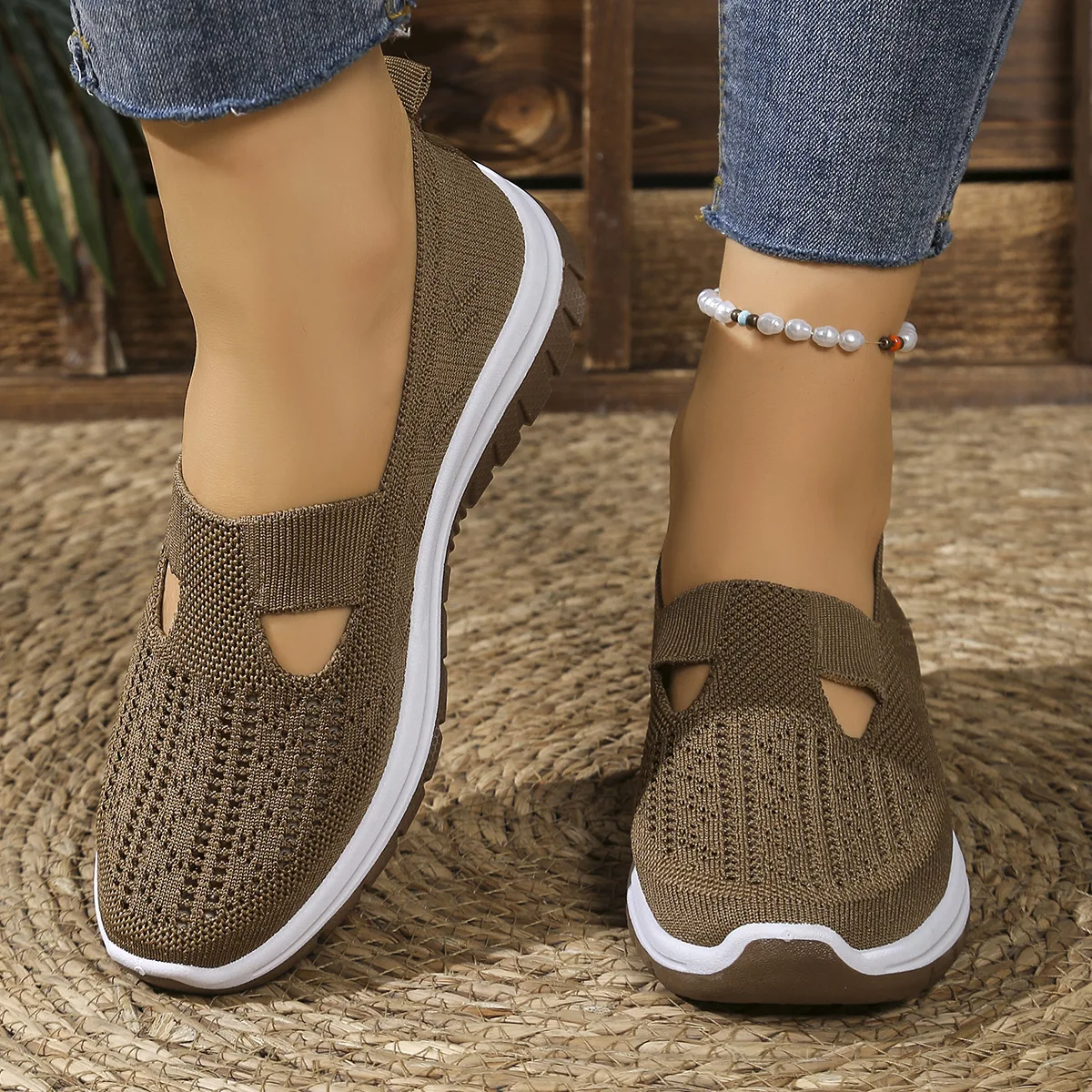 Women's Casual Sports Shoes with Breathable Mesh, Fashionable and Versatile, Soft Soles, Comfortable and Casual 2026 New
Women's Casual Sports Shoes with Breathable Mesh, Fashionable and Versatile, Soft Soles, Comfortable and Casual 2026 New