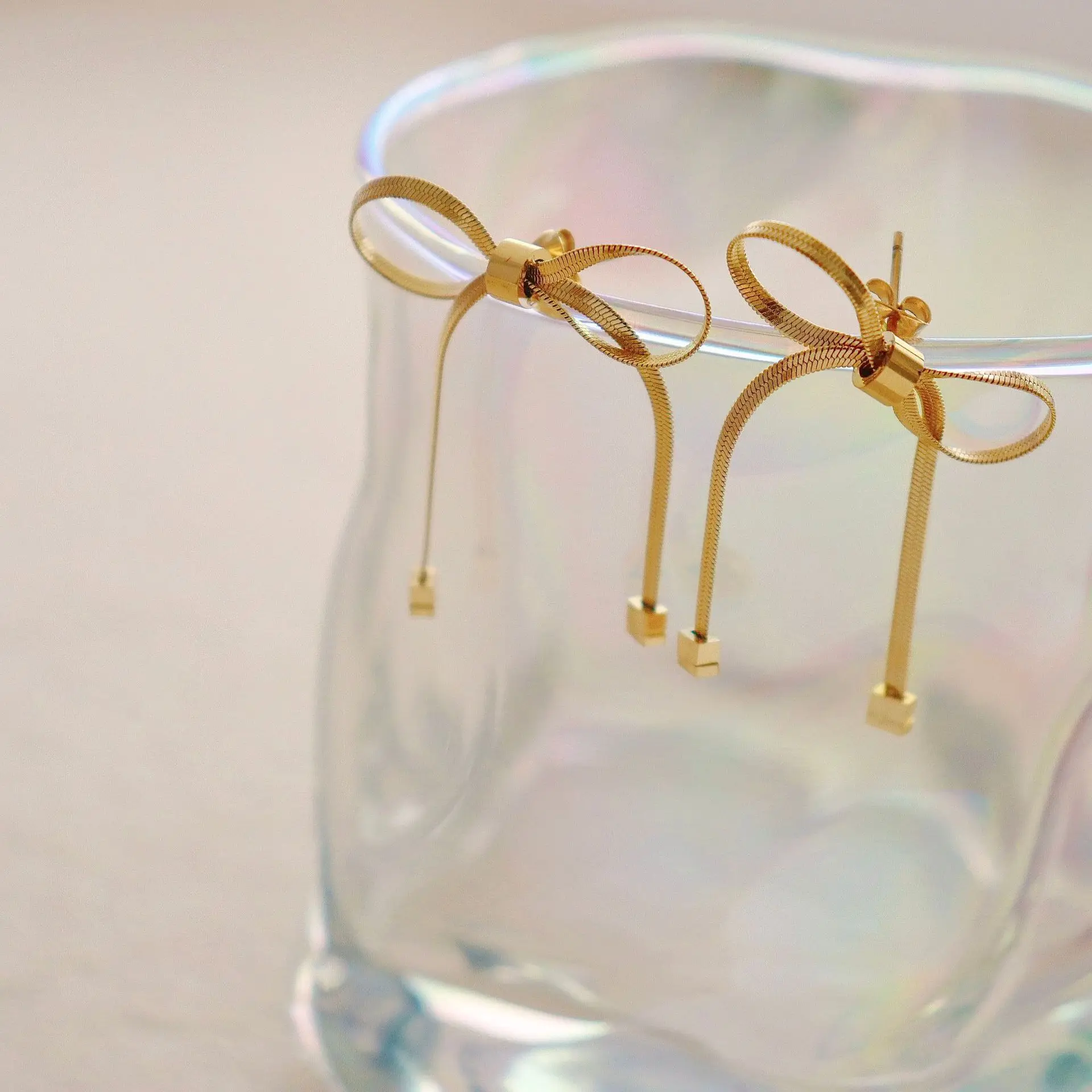 Titanium steel bow shaped snake bone chain a unique fresh sweet looking bow tie with good color retention
Titanium steel bow shaped snake bone chain a unique fresh sweet looking bow tie with good color retention