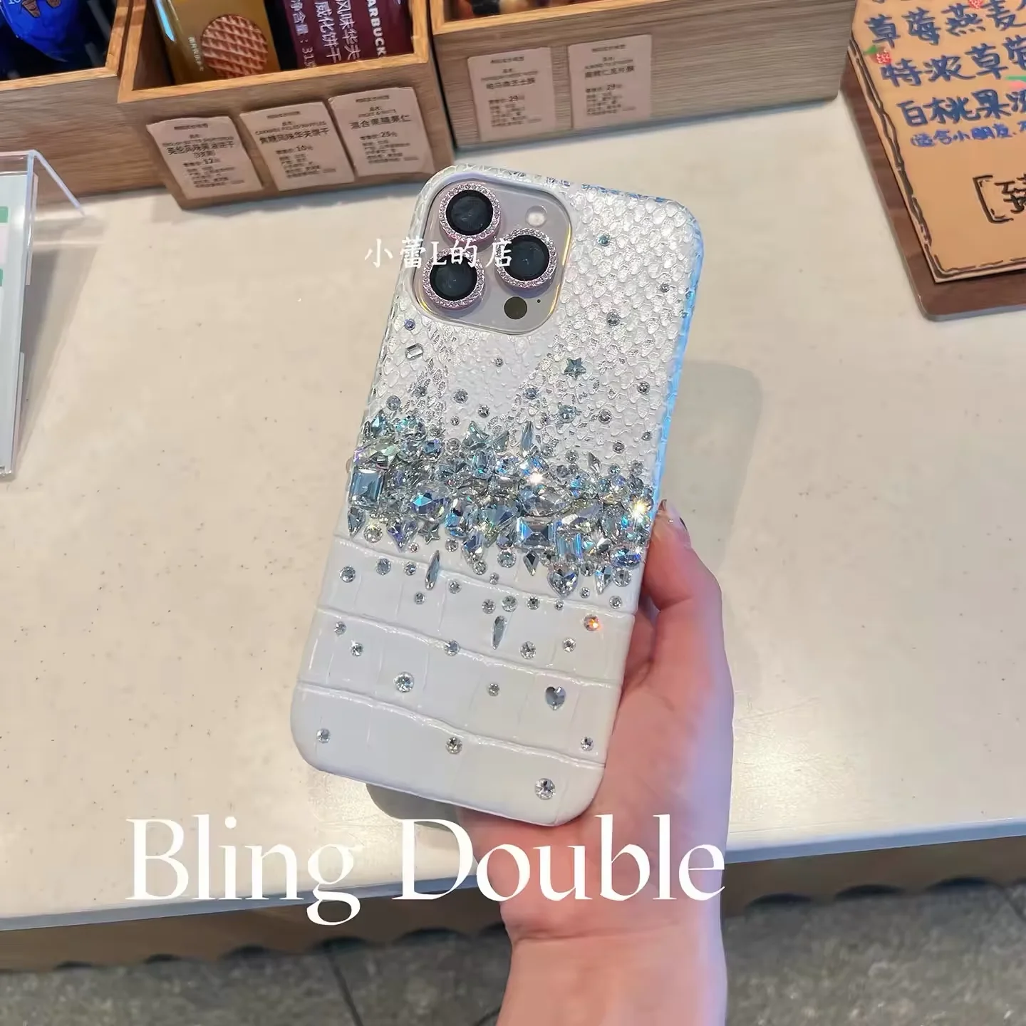 Customized model, crocodile-patterned snake-patterned leather with crystal embellishments. Flashing. Suitable for iPhone
Customized model, crocodile-patterned snake-patterned leather with crystal embellishments. Flashing. Suitable for iPhone