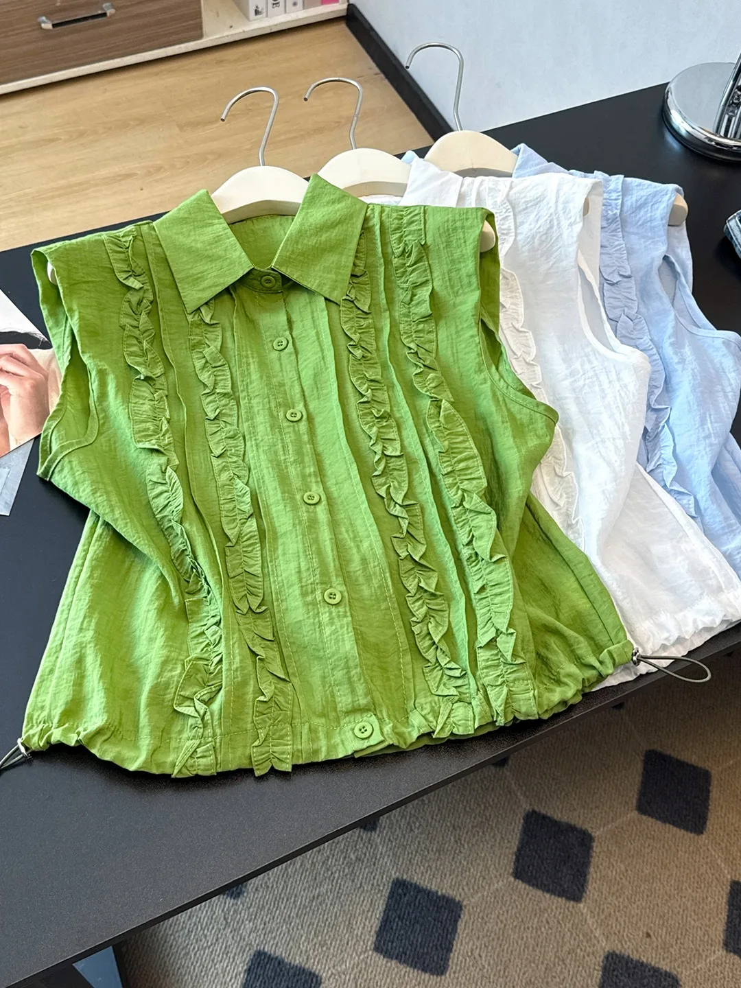 Green Collar Sleeveless Pleated Short Shirt Women's Summer New Style Fashionable Wooden Ruffle Single Button Front Top
Green Collar Sleeveless Pleated Short Shirt Women's Summer New Style Fashionable Wooden Ruffle Single Button Front Top
