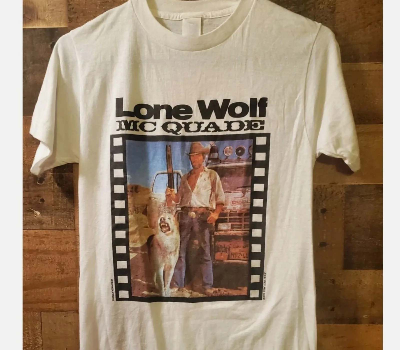 Футболка с рекламным репринтом фильма «Одинокий вовк Маккурад» 1983 года
Футболка с рекламным репринтом фильма «Одинокий вовк Маккурад» 1983 года