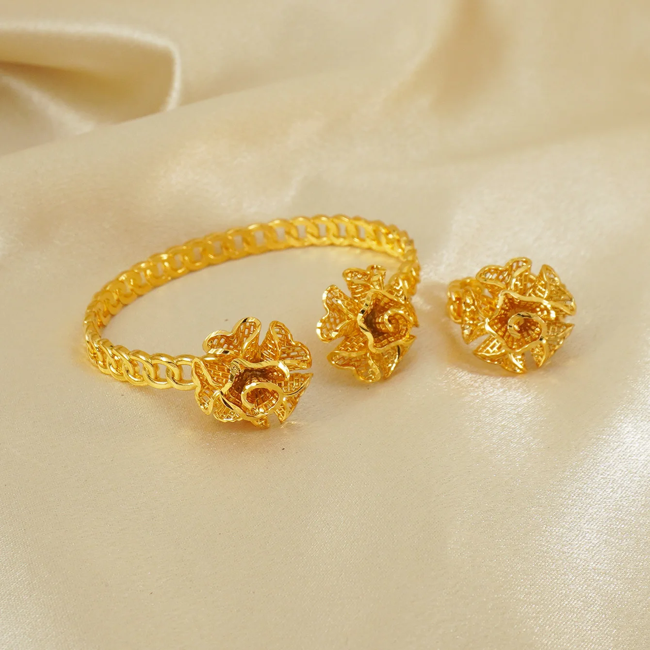 9999 Gold Middle Eastern Women's Luxury Wedding Bracelet Ring Set with Flowers - Wedding Bride Gift - Jewelry Set
9999 Gold Middle Eastern Women's Luxury Wedding Bracelet Ring Set with Flowers - Wedding Bride Gift - Jewelry Set
