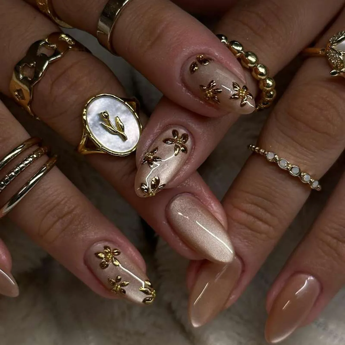 24Pcs Simple Cat's Eye Press on Nails with 3D Gilded Flower Fake Nails Mid-length Almond Detachable Full Cover False Nails Tips
24Pcs Simple Cat's Eye Press on Nails with 3D Gilded Flower Fake Nails Mid-length Almond Detachable Full Cover False Nails Tips