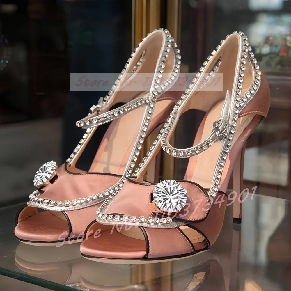 Сандалии с открытым носком и большими драгоценными камнями, женские элегантные сандалии с перекрестным ремешком и кристаллами, светло-розовые атласные туфли на высоком каблуке, женские вечерние роскошные пикантные сандалии
Сандалии с открытым носком и большими драгоценными камнями, женские элегантные сандалии с перекрестным ремешком и кристаллами, светло-розовые атласные туфли на высоком каблуке, женские вечерние роскошные пикантные сандалии