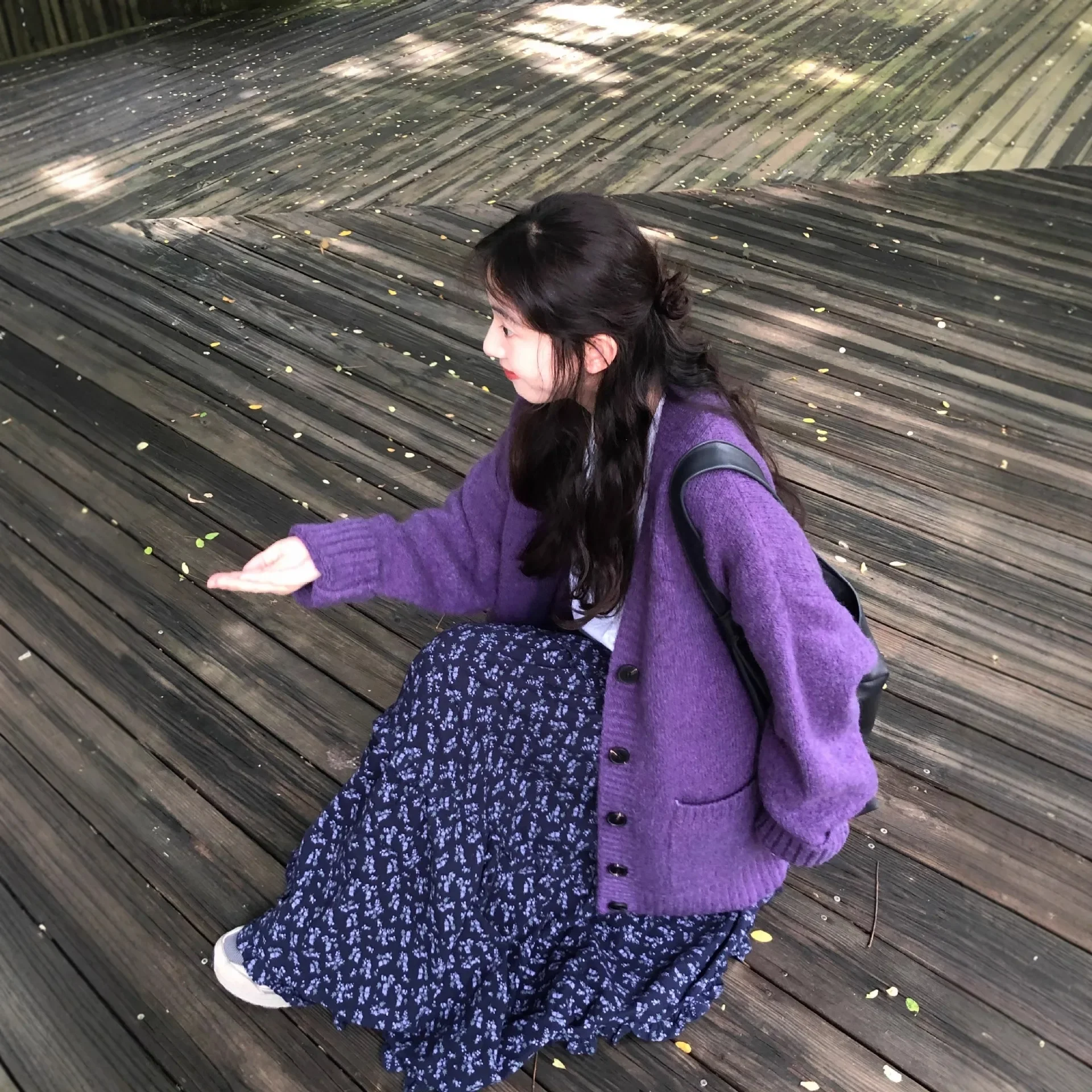 Purple knitted cardigan women's fashion high-end light and thin medium and long top V-neck full sleeve lazy style autumn, listed
Purple knitted cardigan women's fashion high-end light and thin medium and long top V-neck full sleeve lazy style autumn, listed