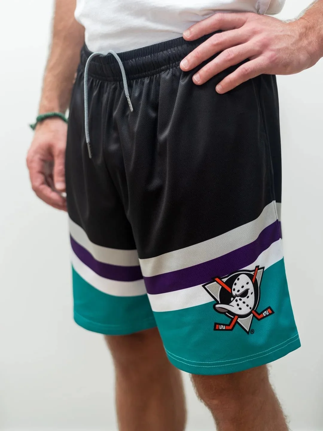 2026 Mighty Ducks Logo Men Athletic Shorts Black Teal Purple White Stripe Quick Dry Casual Training Shorts with Drawstring
2026 Mighty Ducks Logo Men Athletic Shorts Black Teal Purple White Stripe Quick Dry Casual Training Shorts with Drawstring
