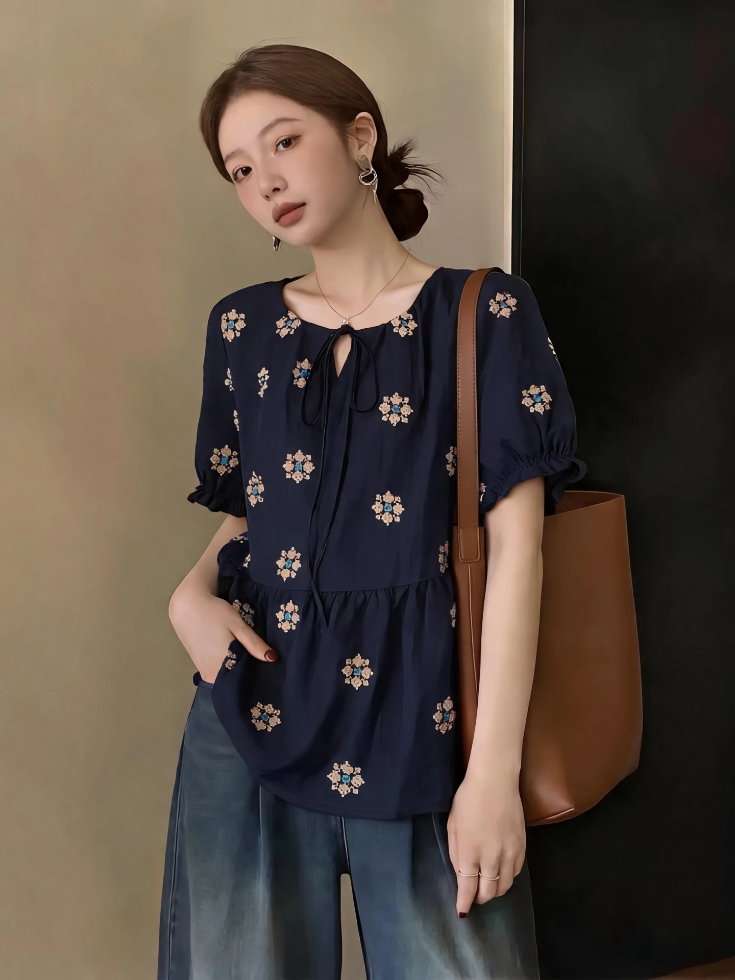 Retro Floral Embroidery Short Sleeve Women's Shirt Summer 2026 plus Size Slimming Design Age-Defying Base Layer Top
Retro Floral Embroidery Short Sleeve Women's Shirt Summer 2026 plus Size Slimming Design Age-Defying Base Layer Top