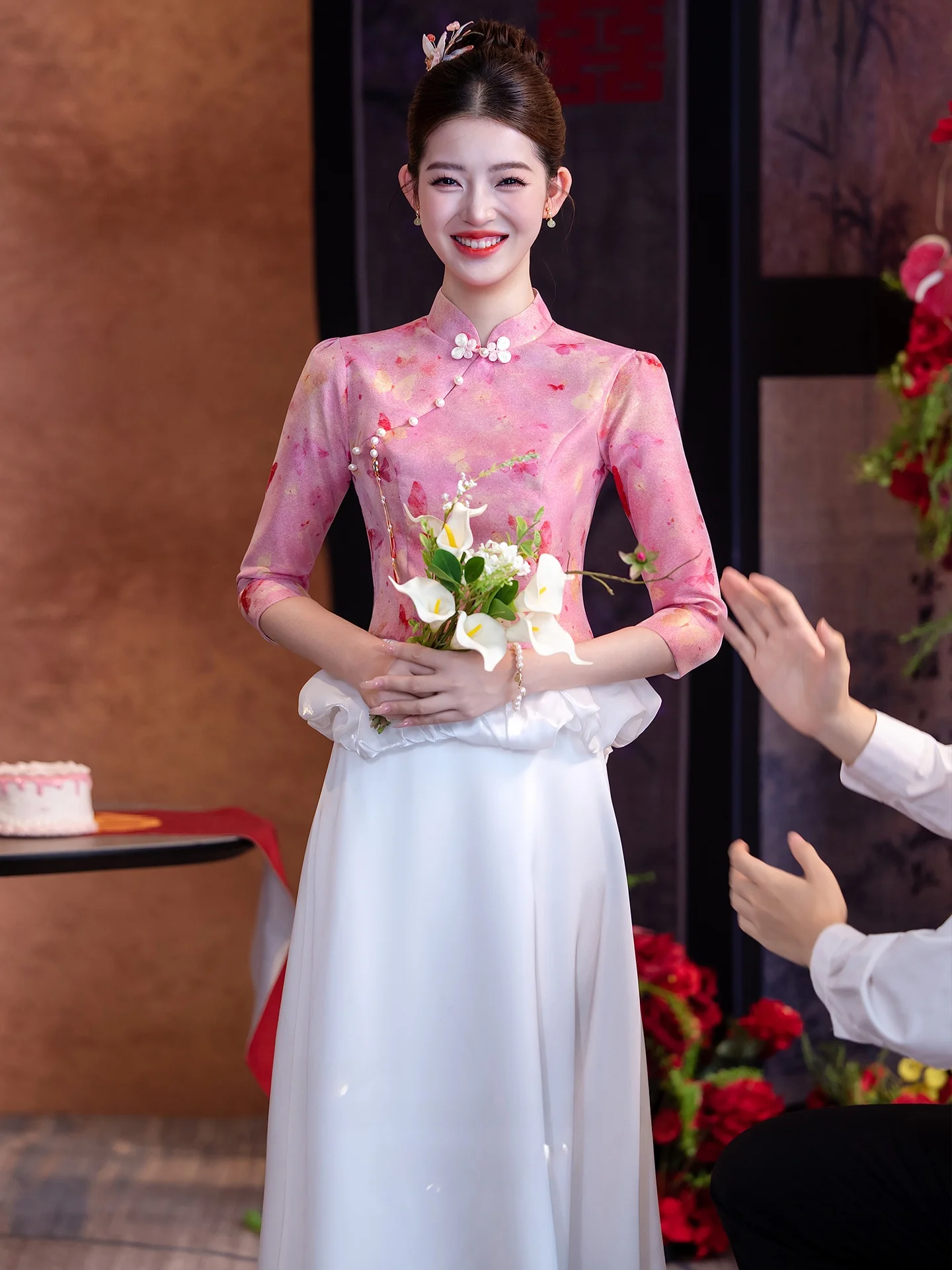 Новый китайский свадебный комплект из двух предметов: розовое платье для помолвки и церемонии, винтажный халат с молнией, из полиэфирного волокна
Новый китайский свадебный комплект из двух предметов: розовое платье для помолвки и церемонии, винтажный халат с молнией, из полиэфирного волокна