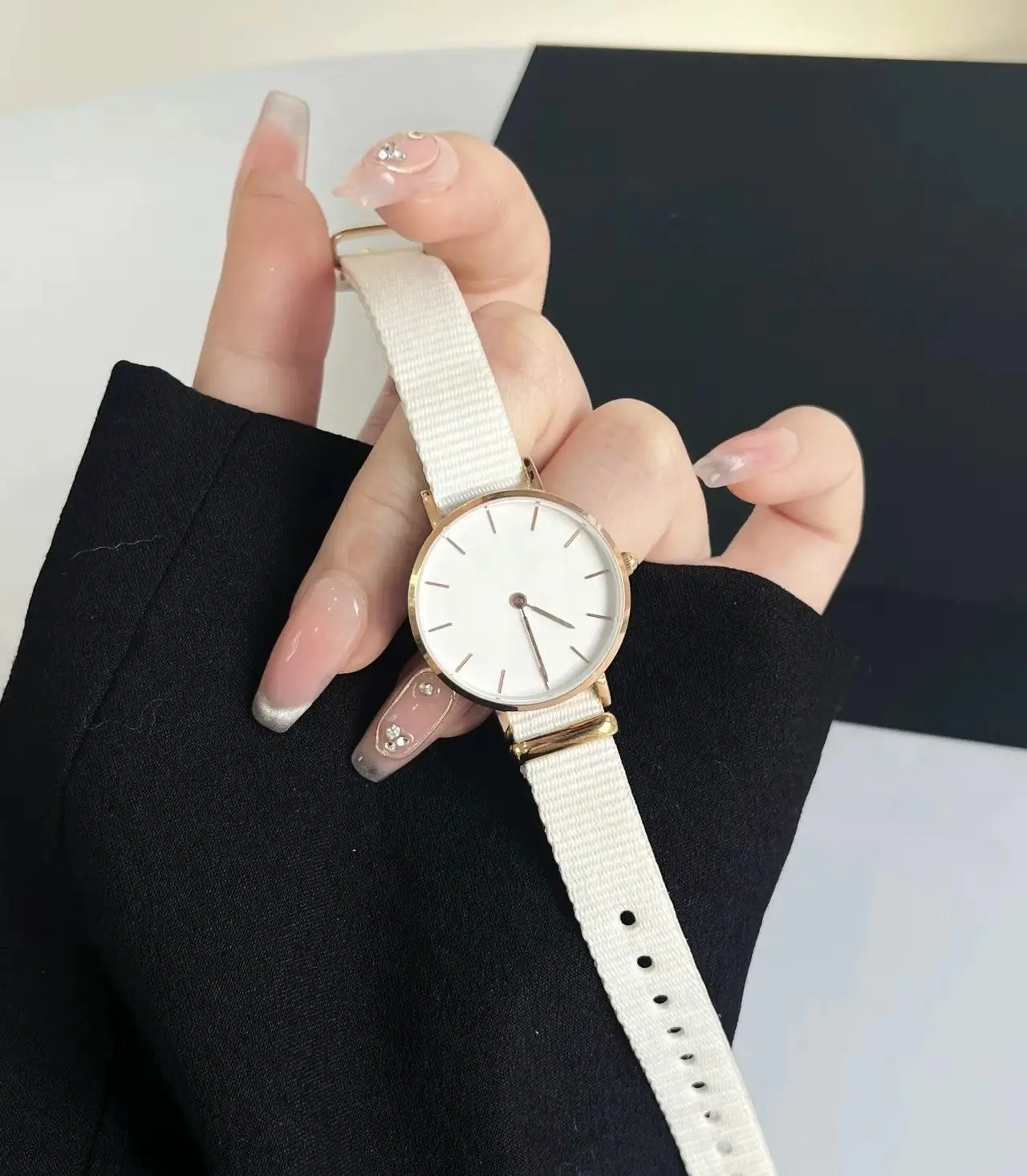 Womens Fashion Silver White Quartz Watches Ladies Brand Beauterful Waterproof Luxury Wristwatches for Woman
Womens Fashion Silver White Quartz Watches Ladies Brand Beauterful Waterproof Luxury Wristwatches for Woman