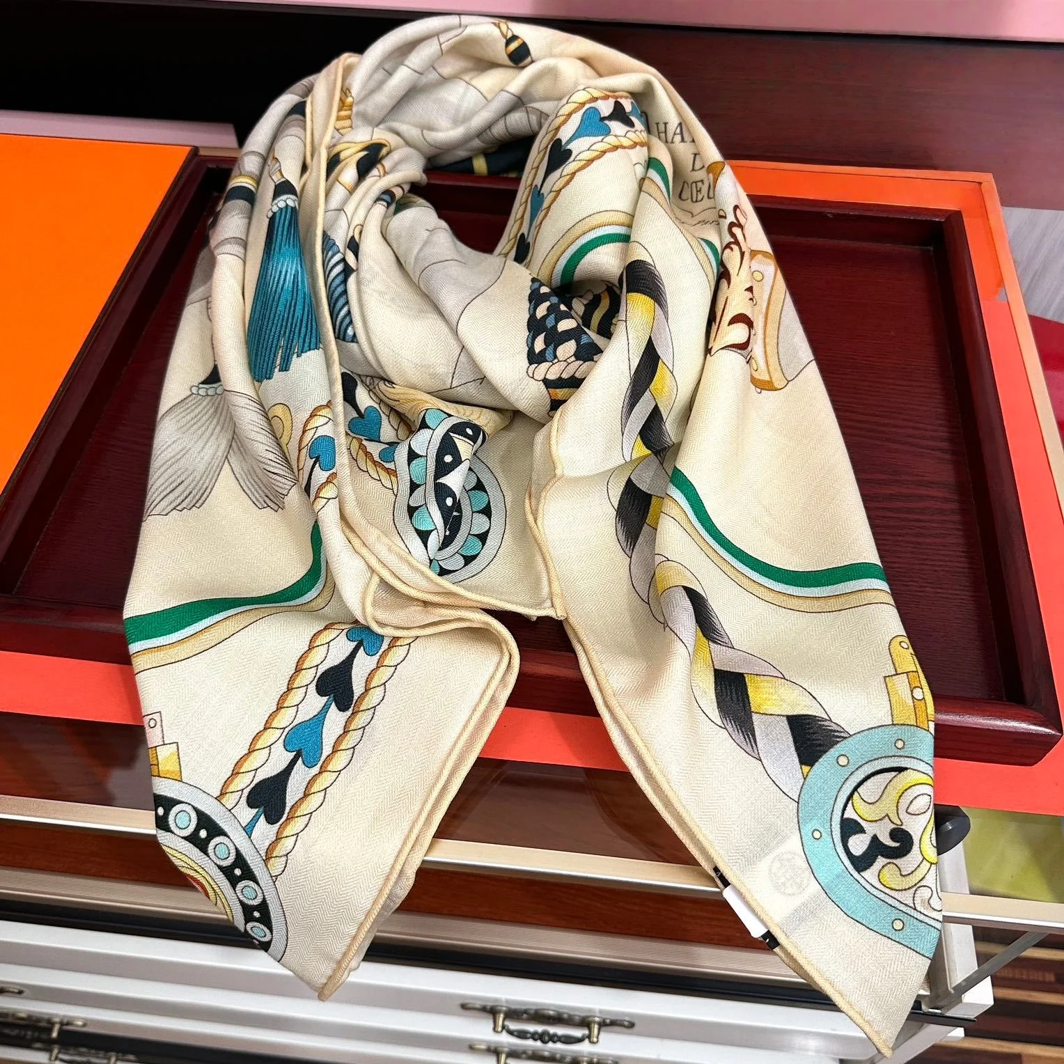 Роскошный брендовый шелковый шарф ручной работы RondsDeMarch шелковые кашемировые шали накидки шарфы модные элитные зимние сохраняющие тепло праздничные подарки
Роскошный брендовый шелковый шарф ручной работы RondsDeMarch шелковые кашемировые шали накидки шарфы модные элитные зимние сохраняющие тепло праздничные подарки