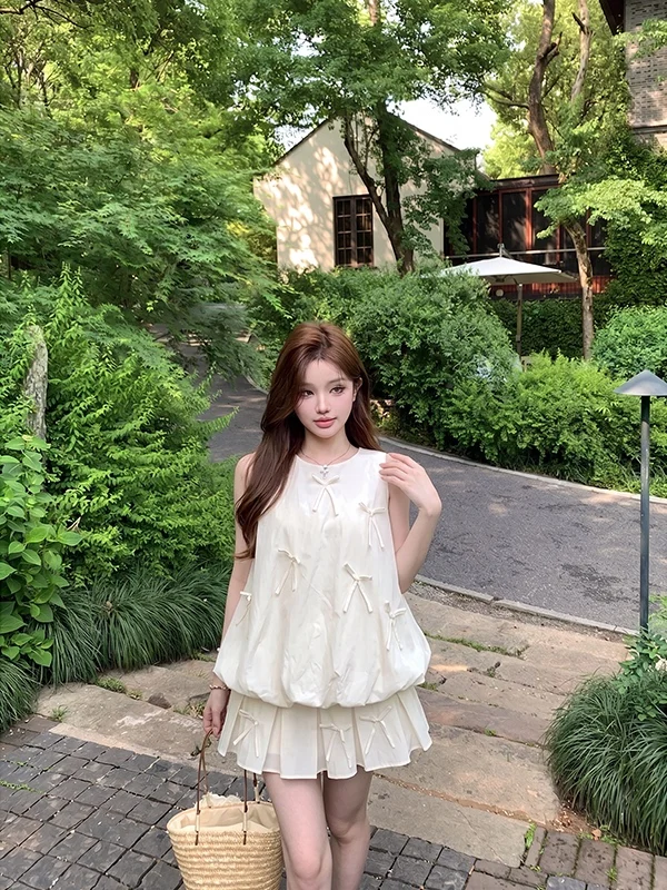 Summer Women's White Gored Skirt Set with Knot Splicing Flower Bud Vest Sleeveless Top High Waist Casual Style
Summer Women's White Gored Skirt Set with Knot Splicing Flower Bud Vest Sleeveless Top High Waist Casual Style
