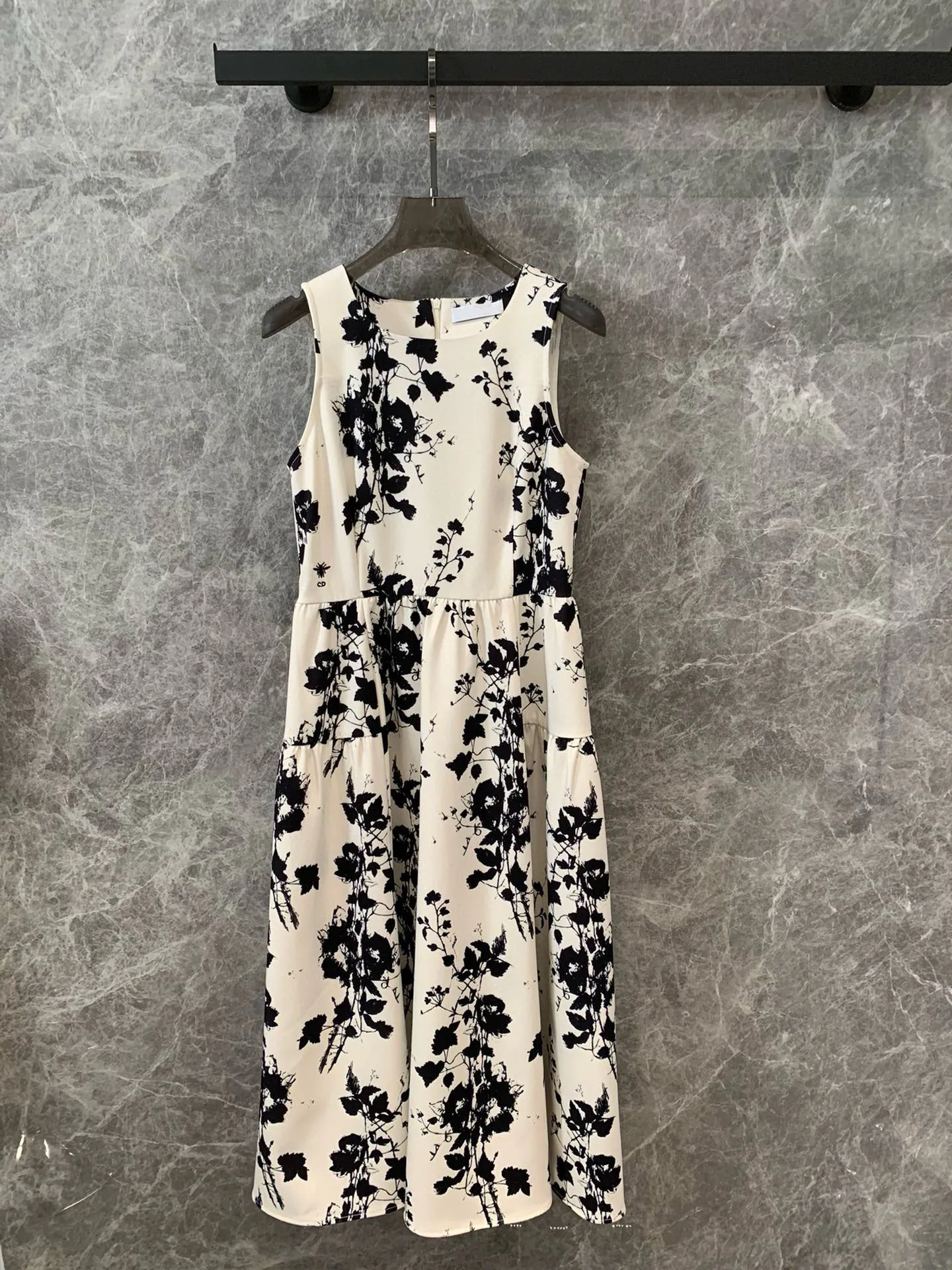 2024 Spring/Summer New Women's Wear Elegant Fashion Floral Print Pleated Skirt Sleeveless Dress 0420
2024 Spring/Summer New Women's Wear Elegant Fashion Floral Print Pleated Skirt Sleeveless Dress 0420