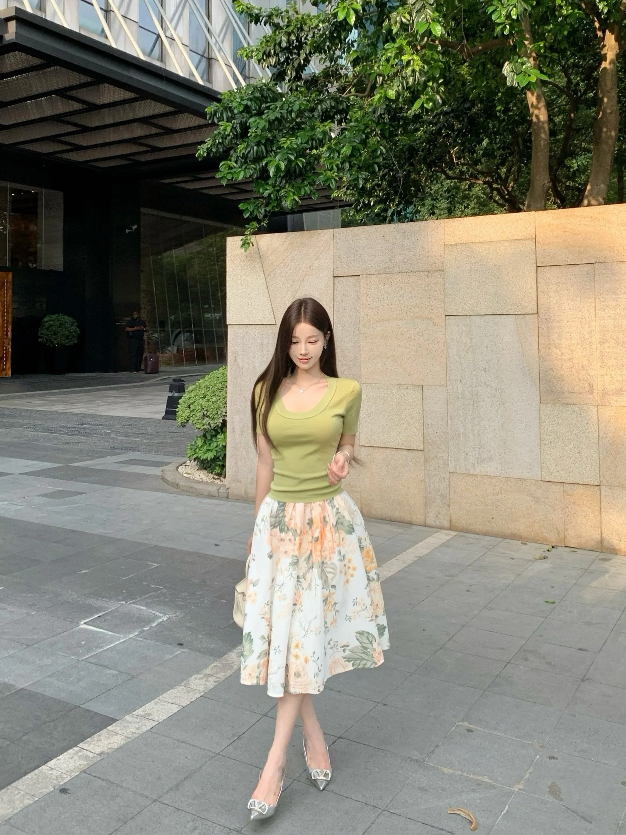 Green U-Neck Short Sleeve T-Shirt High Waist Floral Half Skirt Two-Piece Set Women's Summer Fashion Casual Cotton Outfit
Green U-Neck Short Sleeve T-Shirt High Waist Floral Half Skirt Two-Piece Set Women's Summer Fashion Casual Cotton Outfit