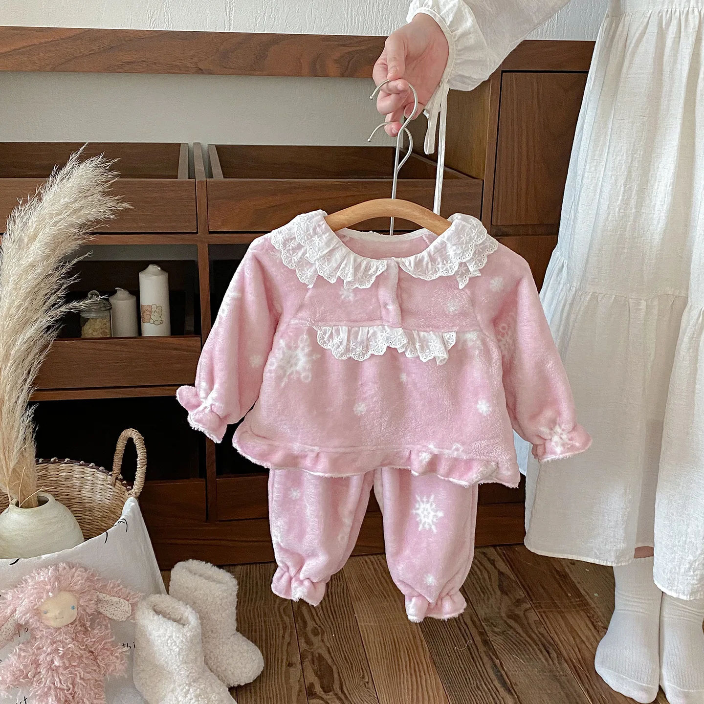 Осень-зима 202, новый комплект детской кружевной интегрированной бархатной одежды для отдыха, теплый домашний комплект из двух предметов для малышей
Осень-зима 202, новый комплект детской кружевной интегрированной бархатной одежды для отдыха, теплый домашний комплект из двух предметов для малышей