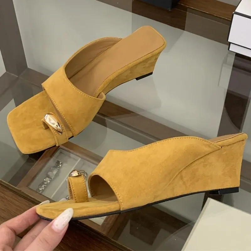 Aneikeh Fashion Women Yellow Suede Clip Toe Wedge Heel Sandals Metal Decor Square Toe Summer Slippers Zapatos De Mujer
Aneikeh Fashion Women Yellow Suede Clip Toe Wedge Heel Sandals Metal Decor Square Toe Summer Slippers Zapatos De Mujer