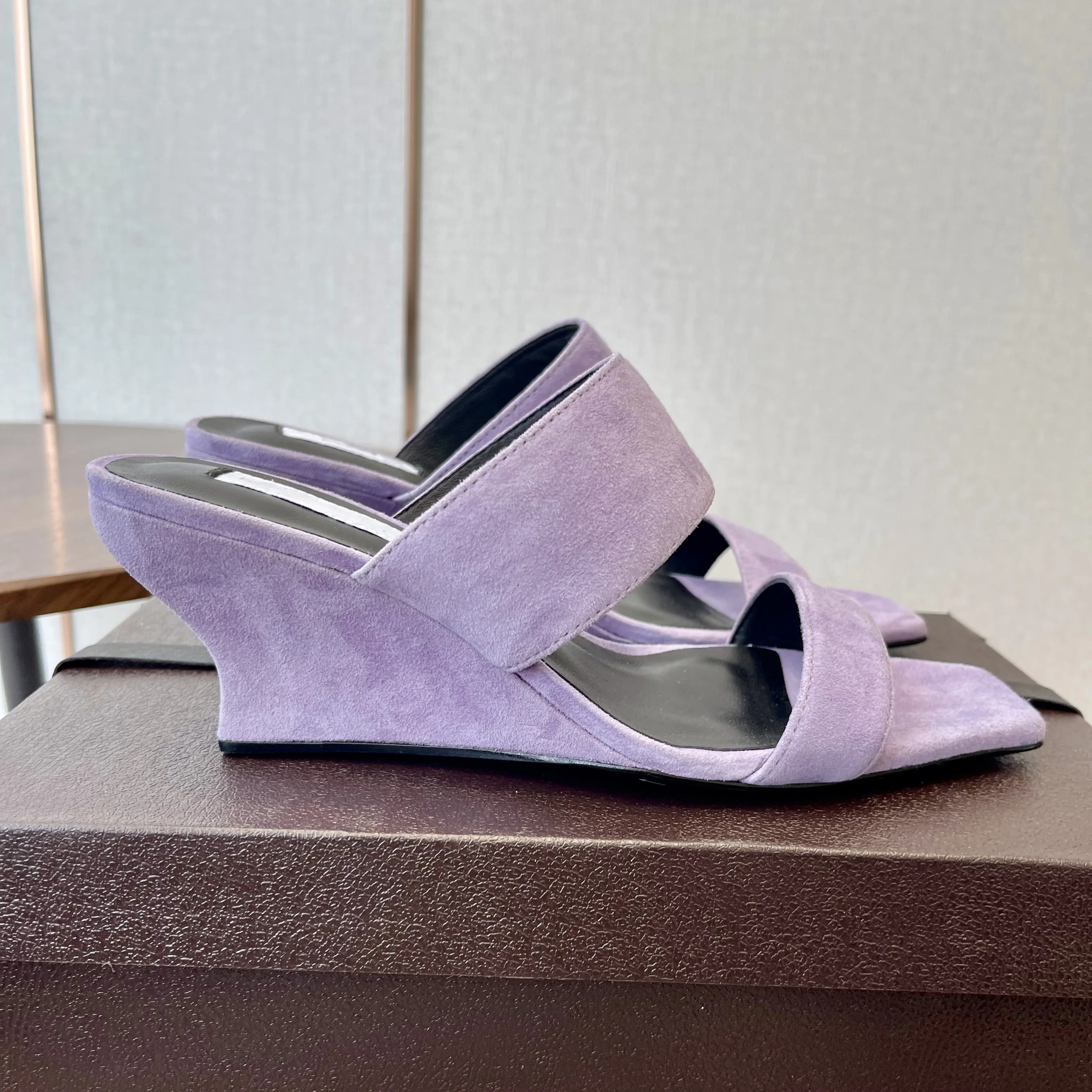 Новые летние женские шлепанцы 2026 года: французский стиль, на высоком каблуке-танкетке, с ремешками, из натуральной кожи, с открытым носком, светло-фиолетовые.
Новые летние женские шлепанцы 2026 года: французский стиль, на высоком каблуке-танкетке, с ремешками, из натуральной кожи, с открытым носком, светло-фиолетовые.