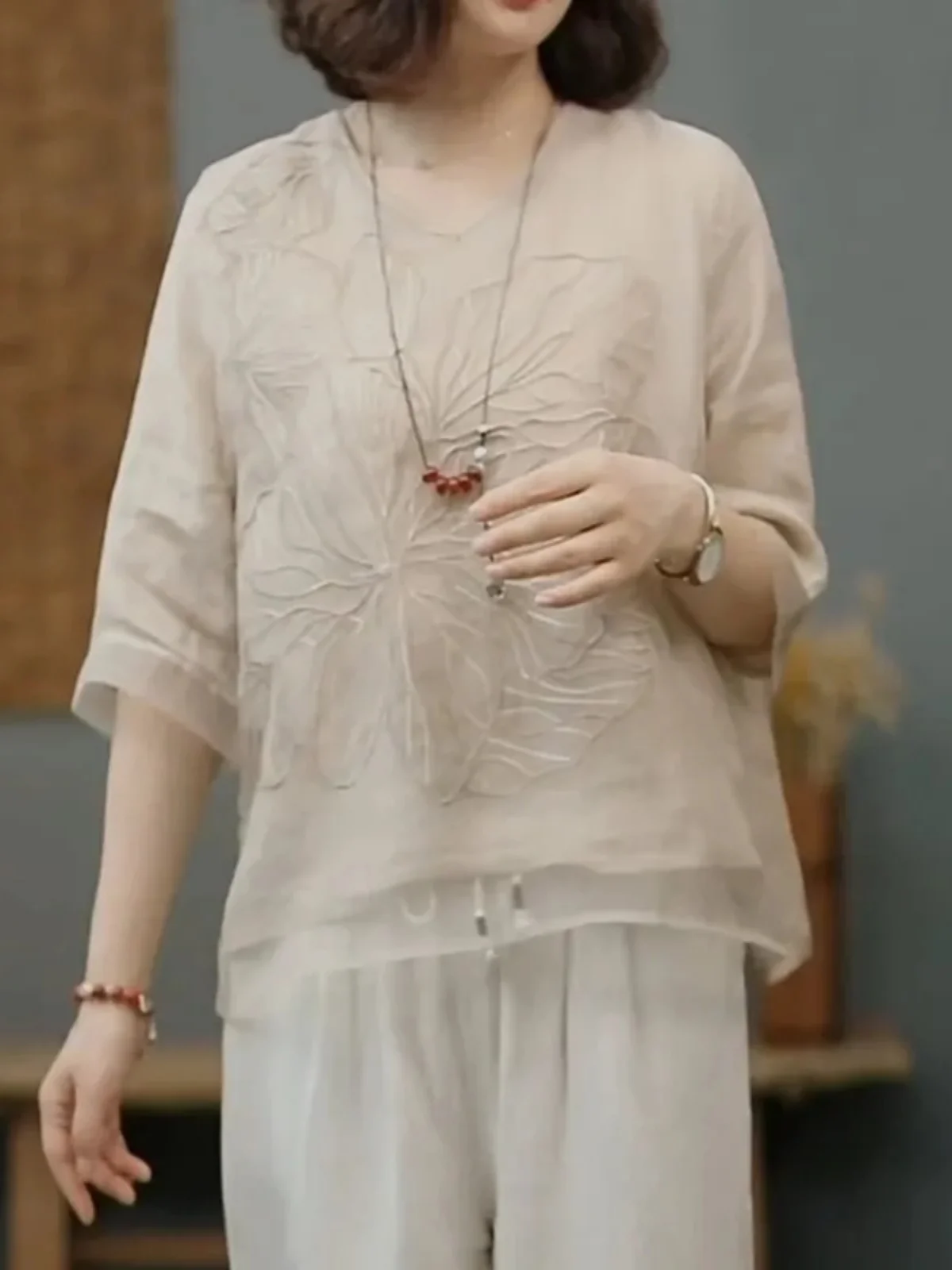 New Chinese Style Retro Embroidered Loose Fit round Neck Short Sleeve Shirt Women's Summer Fashionable Versatile Slimming Top
New Chinese Style Retro Embroidered Loose Fit round Neck Short Sleeve Shirt Women's Summer Fashionable Versatile Slimming Top
