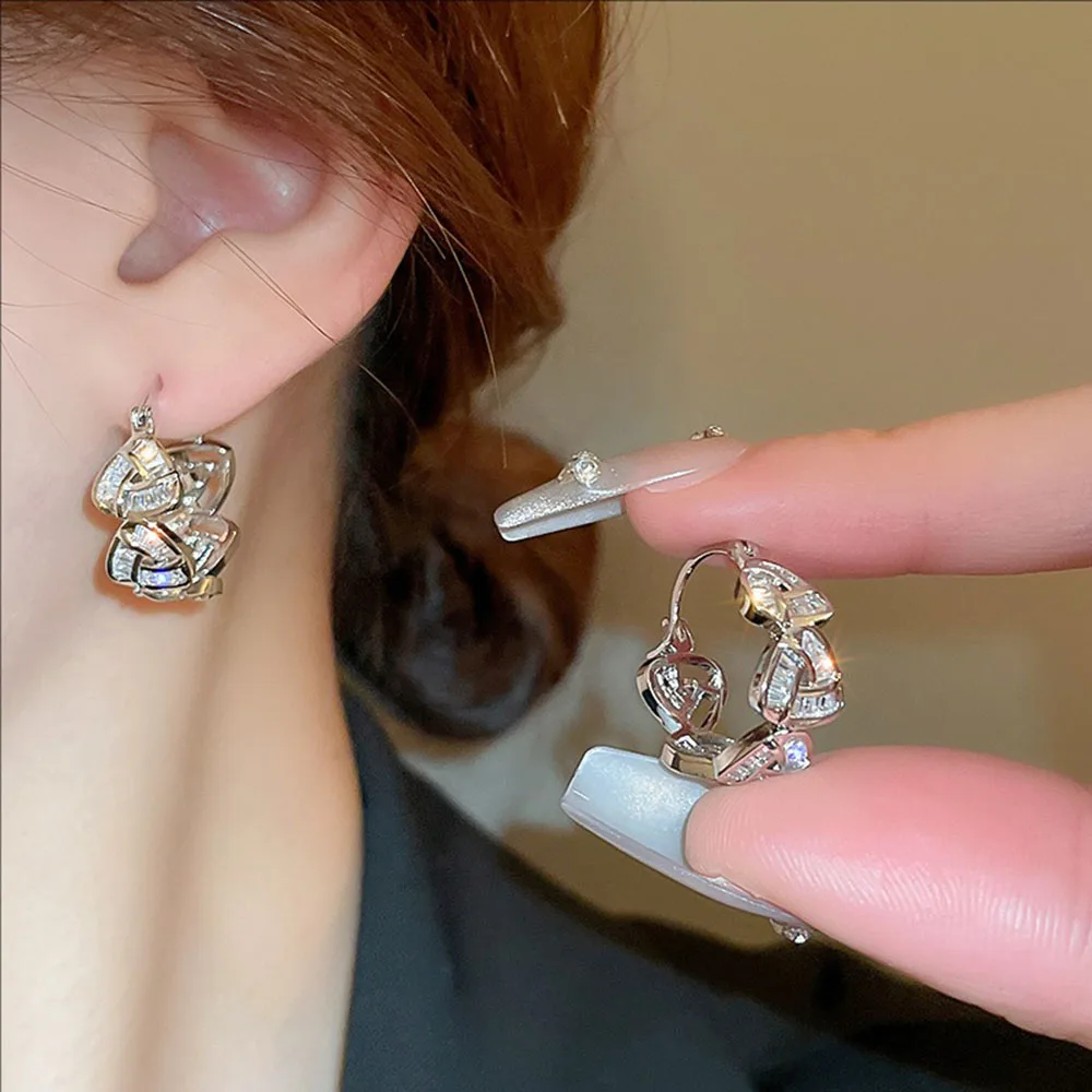 Zircon Hollowed-out Triangular Ear Buckles Niche Design High-end Elegant And Light Luxury Earrings Jewelry For Women
Zircon Hollowed-out Triangular Ear Buckles Niche Design High-end Elegant And Light Luxury Earrings Jewelry For Women