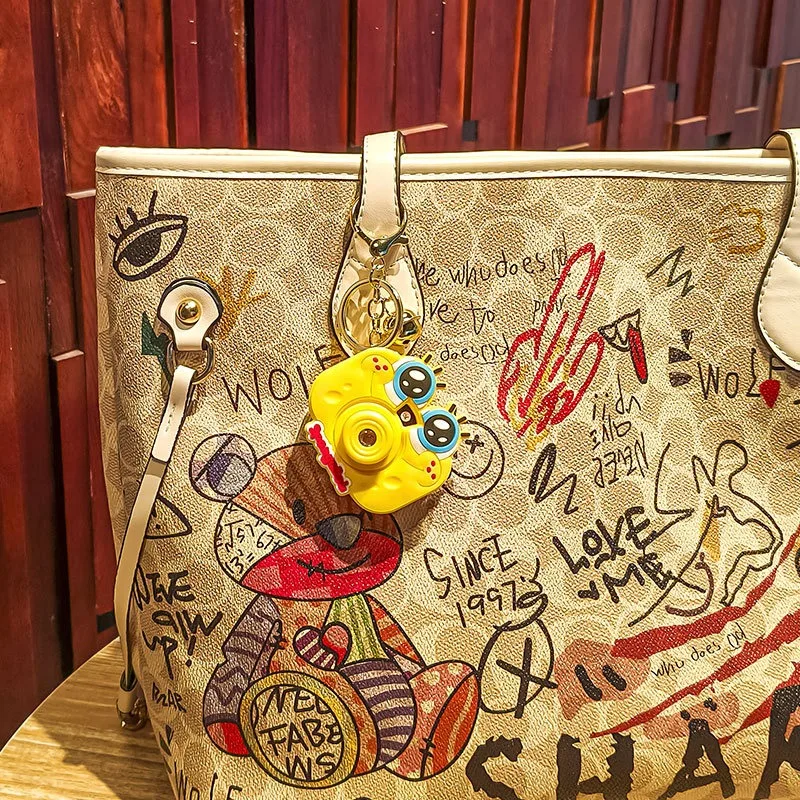 Kawaii SpongeBob SquarePants Projection Camera Keychain Pendant Accessories New Year Gift for Couples
Kawaii SpongeBob SquarePants Projection Camera Keychain Pendant Accessories New Year Gift for Couples