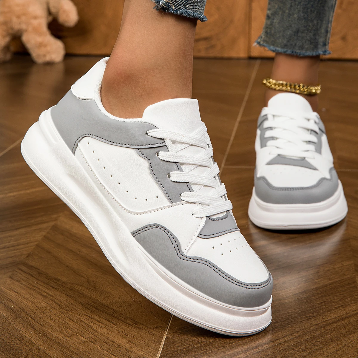 Unisex Sneakers New Arrival Large Size Classic Retro Men's Women Sports Skate Shoes White Thick-Soled Tennis Shoes Solid Color
Unisex Sneakers New Arrival Large Size Classic Retro Men's Women Sports Skate Shoes White Thick-Soled Tennis Shoes Solid Color
