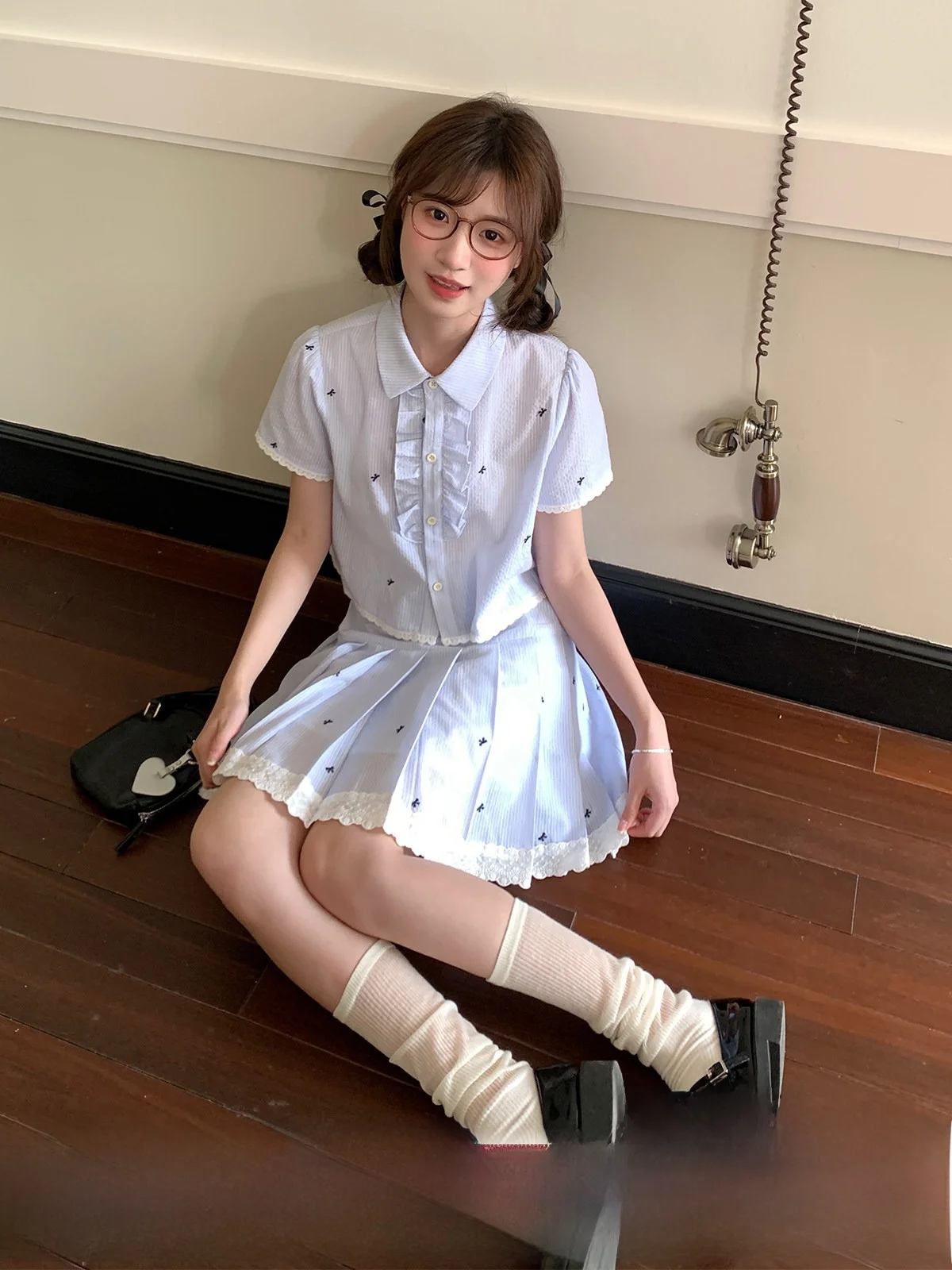 Модный женский комплект: деревянная чайная кружка MUCHA, юбка в полоску с кружевными вставками и милым принтом, короткий рукав, стильный дизайн.
Модный женский комплект: деревянная чайная кружка MUCHA, юбка в полоску с кружевными вставками и милым принтом, короткий рукав, стильный дизайн.