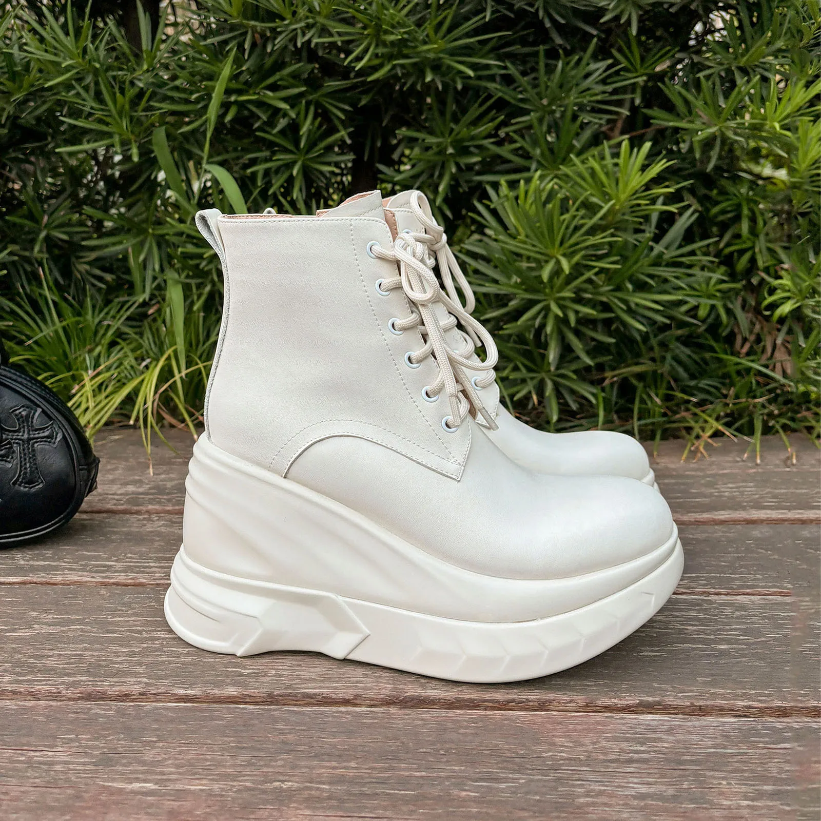 Arden Furtado 2024 Cowhide Wedges Short boots Round toe platform Super high heel Modern boots Side zipper Large size boots
Arden Furtado 2024 Cowhide Wedges Short boots Round toe platform Super high heel Modern boots Side zipper Large size boots