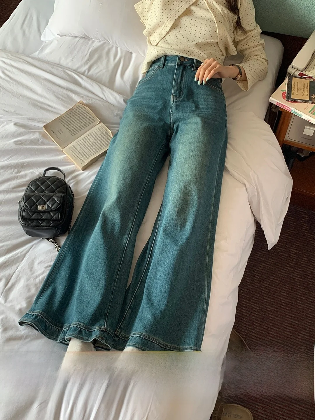 Loose Wide Leg Denim Jeans Women's High Waist Straight Cut Floral Lace Hemmed Bell Bottoms Summer New Style Korean Fashion
Loose Wide Leg Denim Jeans Women's High Waist Straight Cut Floral Lace Hemmed Bell Bottoms Summer New Style Korean Fashion