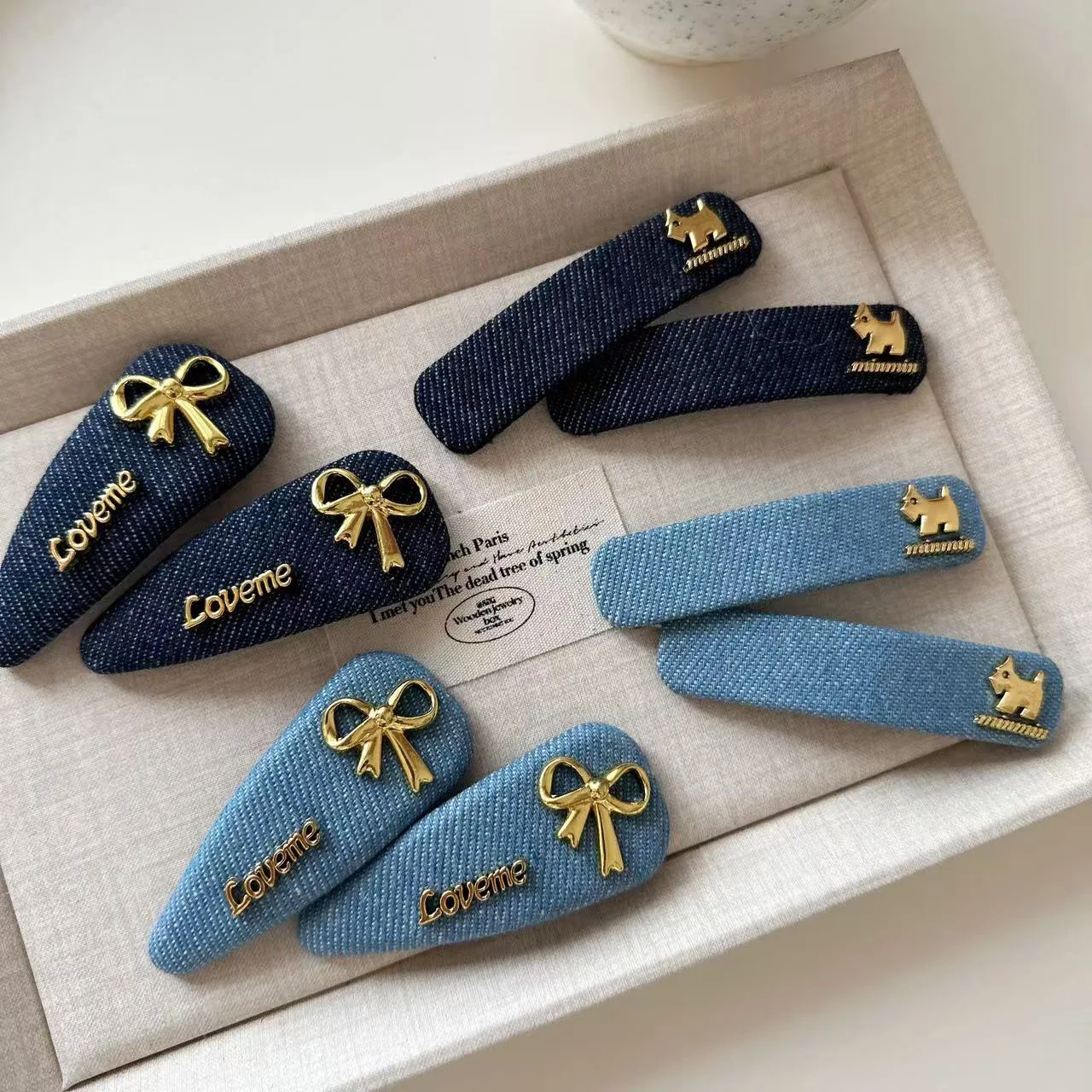 Vintage Denim Bow Fabric Letter Side Bang Clip for Women Broken Hair Non Slip Lightweight Resin Portable Daily Braiding Hair
Vintage Denim Bow Fabric Letter Side Bang Clip for Women Broken Hair Non Slip Lightweight Resin Portable Daily Braiding Hair