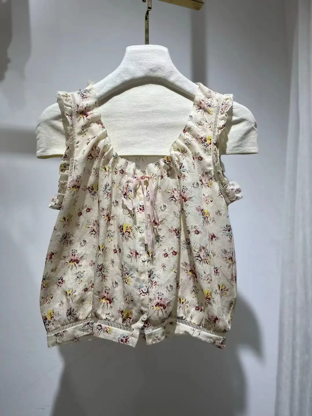 Women Flower Print Tank Tops Summer 2026 Lace Spliced Sleeveless V-Neck Single Breasted Hollow Out Hem Casual 100% Ramie Vest
Women Flower Print Tank Tops Summer 2026 Lace Spliced Sleeveless V-Neck Single Breasted Hollow Out Hem Casual 100% Ramie Vest