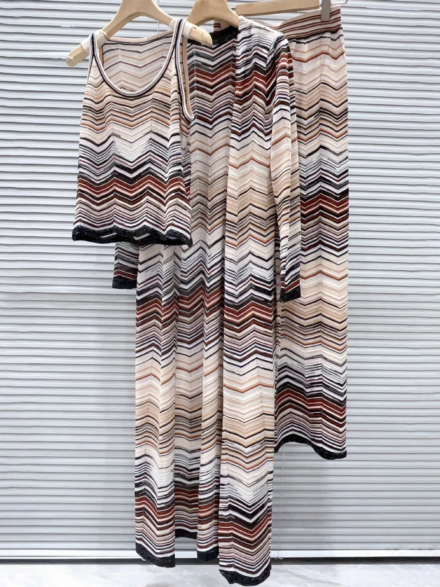 High-End Version Long Sleeve Open Cardigan Strap Vest Straight Leg Pants Three-Piece Set Fashionable Wave Pattern Women's Wear
High-End Version Long Sleeve Open Cardigan Strap Vest Straight Leg Pants Three-Piece Set Fashionable Wave Pattern Women's Wear