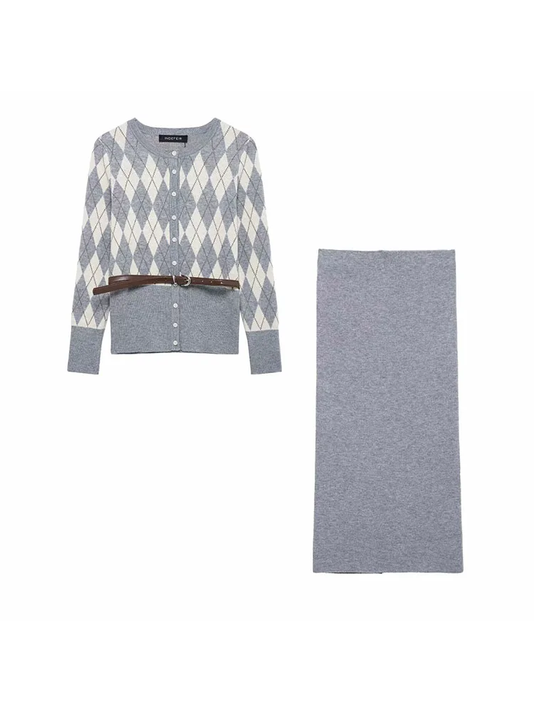 New autumn and winter style with belt diamond pattern round neck long sleeve sweater knitted cardigan jacket skirt suit
New autumn and winter style with belt diamond pattern round neck long sleeve sweater knitted cardigan jacket skirt suit