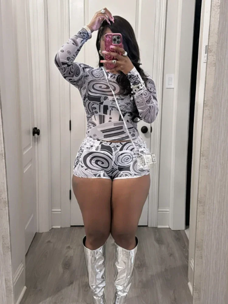 BWQ 2025 Fashion Print 2 Piece Set Women Mesh Patchwork Full Sleeve Tops+Skinny Peach Buttocks Shorts Trend Streetwear
BWQ 2025 Fashion Print 2 Piece Set Women Mesh Patchwork Full Sleeve Tops+Skinny Peach Buttocks Shorts Trend Streetwear