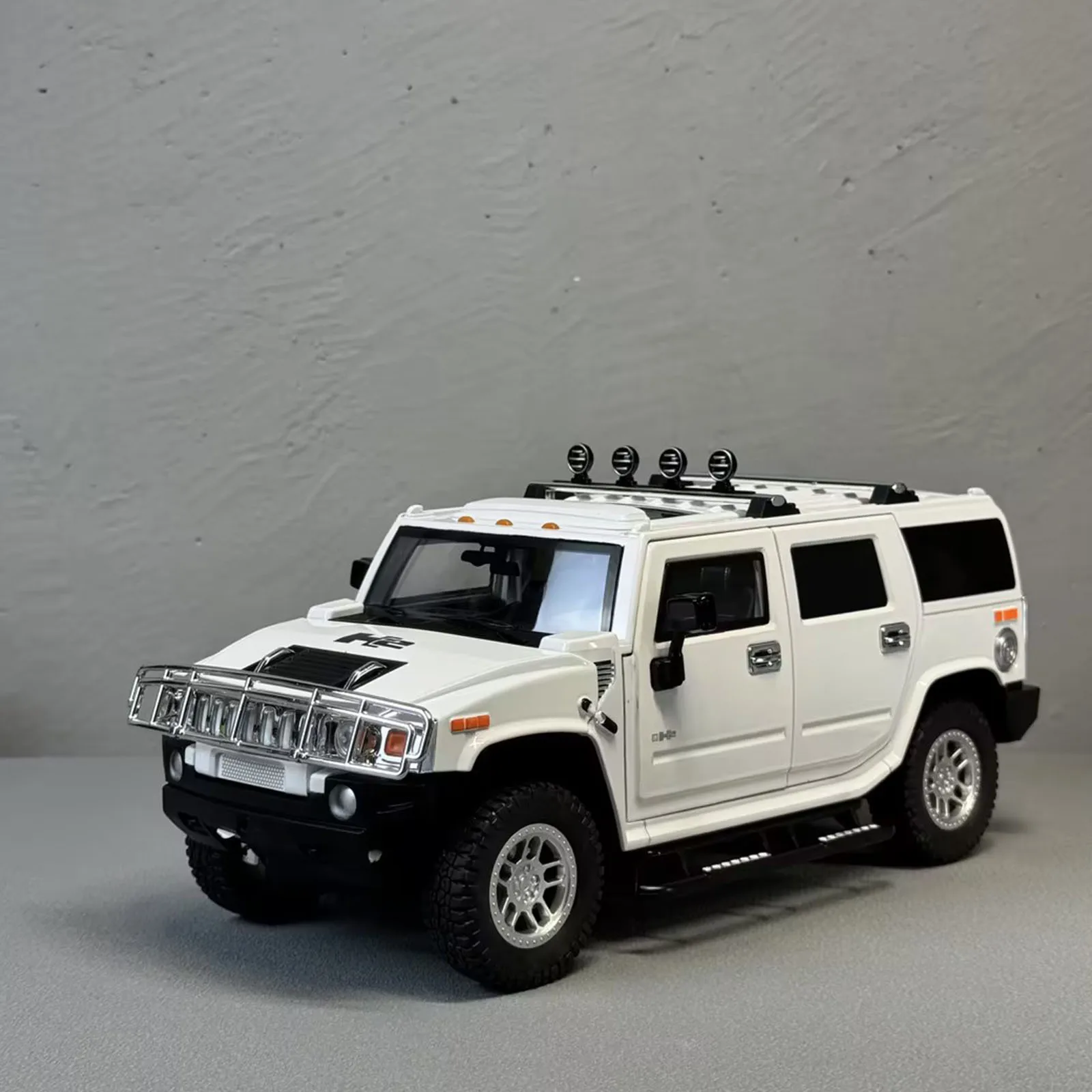 Большой внедорожный автомобиль 1:18 H2 из сплава, литая металлическая модель со звуком, детская игрушка с эффектом заднего вида, коллекционное украшение, детская игрушка в подарок
Большой внедорожный автомобиль 1:18 H2 из сплава, литая металлическая модель со звуком, детская игрушка с эффектом заднего вида, коллекционное украшение, детская игрушка в подарок